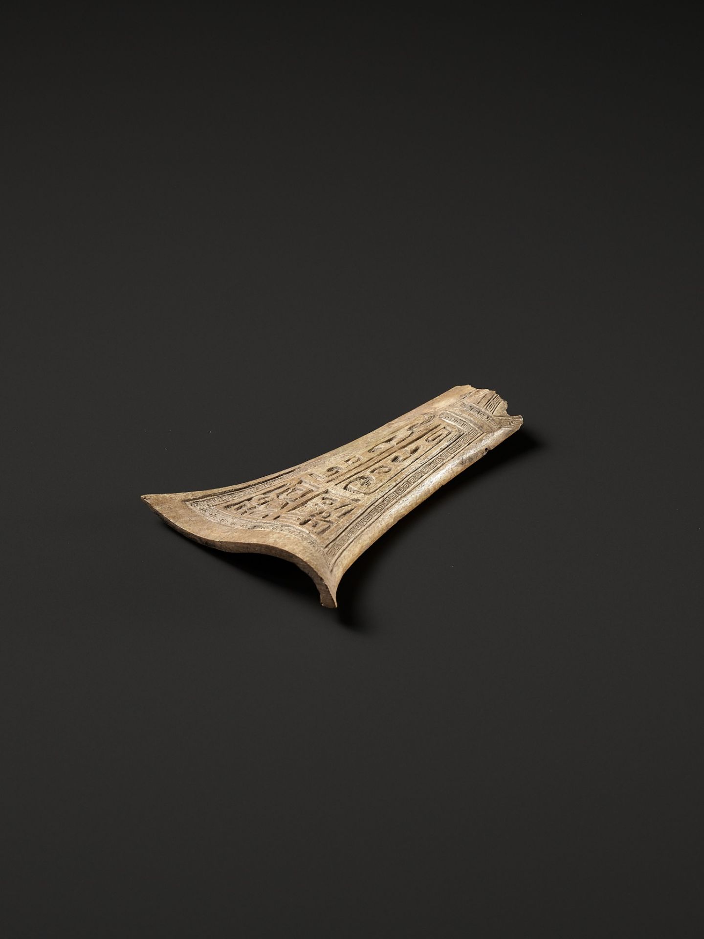 AN ARCHAIC CEREMONIAL BONE CARVING, SHANG DYNASTY - Image 2 of 16