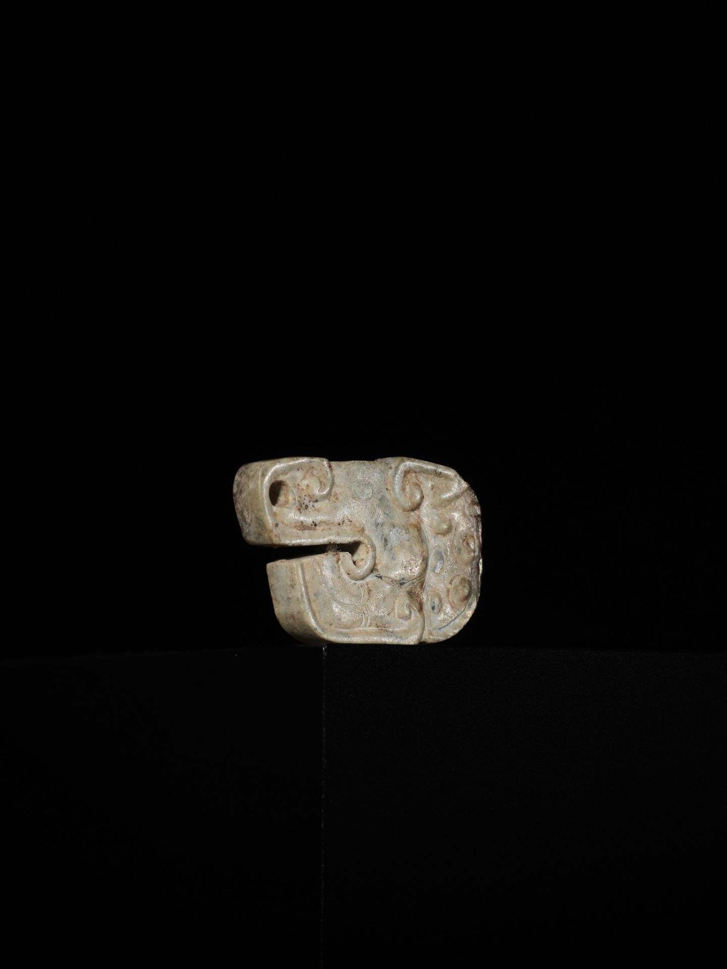 A SMALL JADE 'DRAGON HEAD' PENDANT, WARRING STATES PERIOD - Image 6 of 10