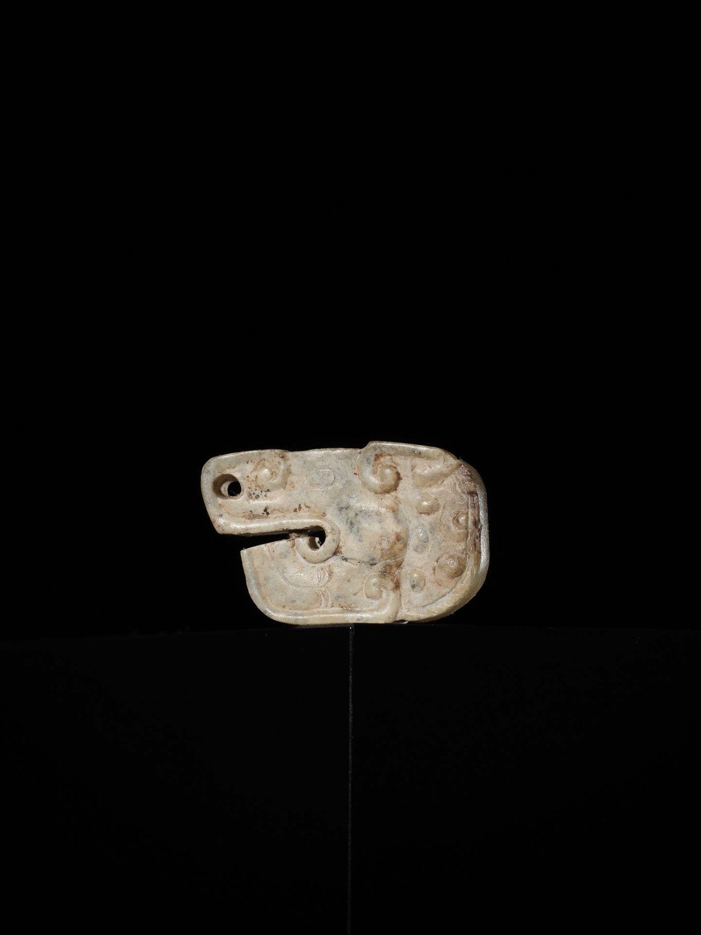A SMALL JADE 'DRAGON HEAD' PENDANT, WARRING STATES PERIOD - Image 2 of 10