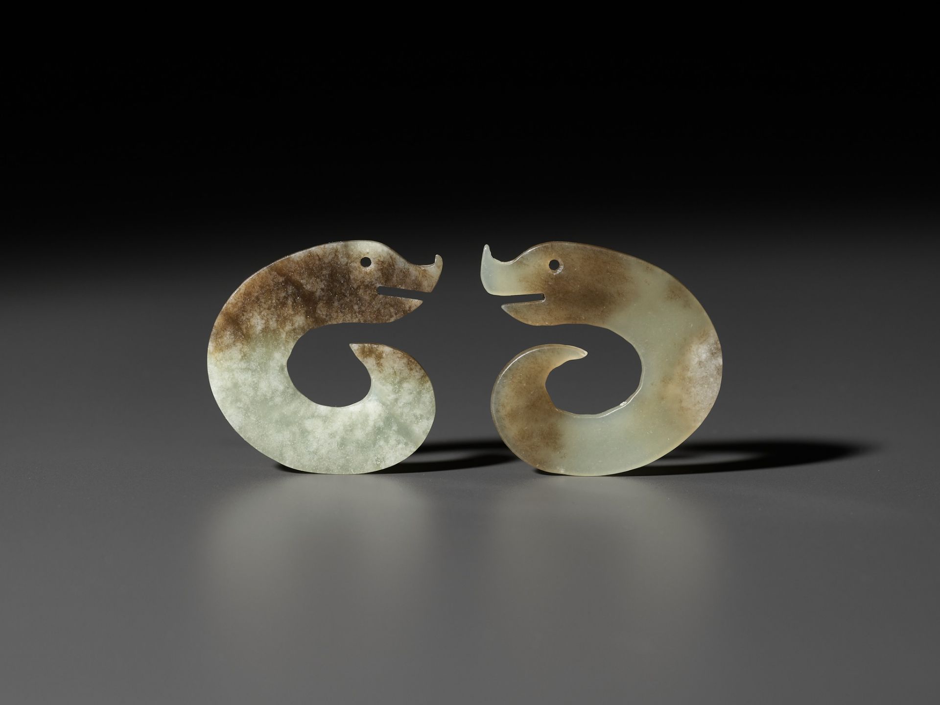 A PAIR OF C-SHAPED 'DRAGON' PENDANTS, ERLITOU PERIOD TO SHANG DYNASTY - Image 3 of 9