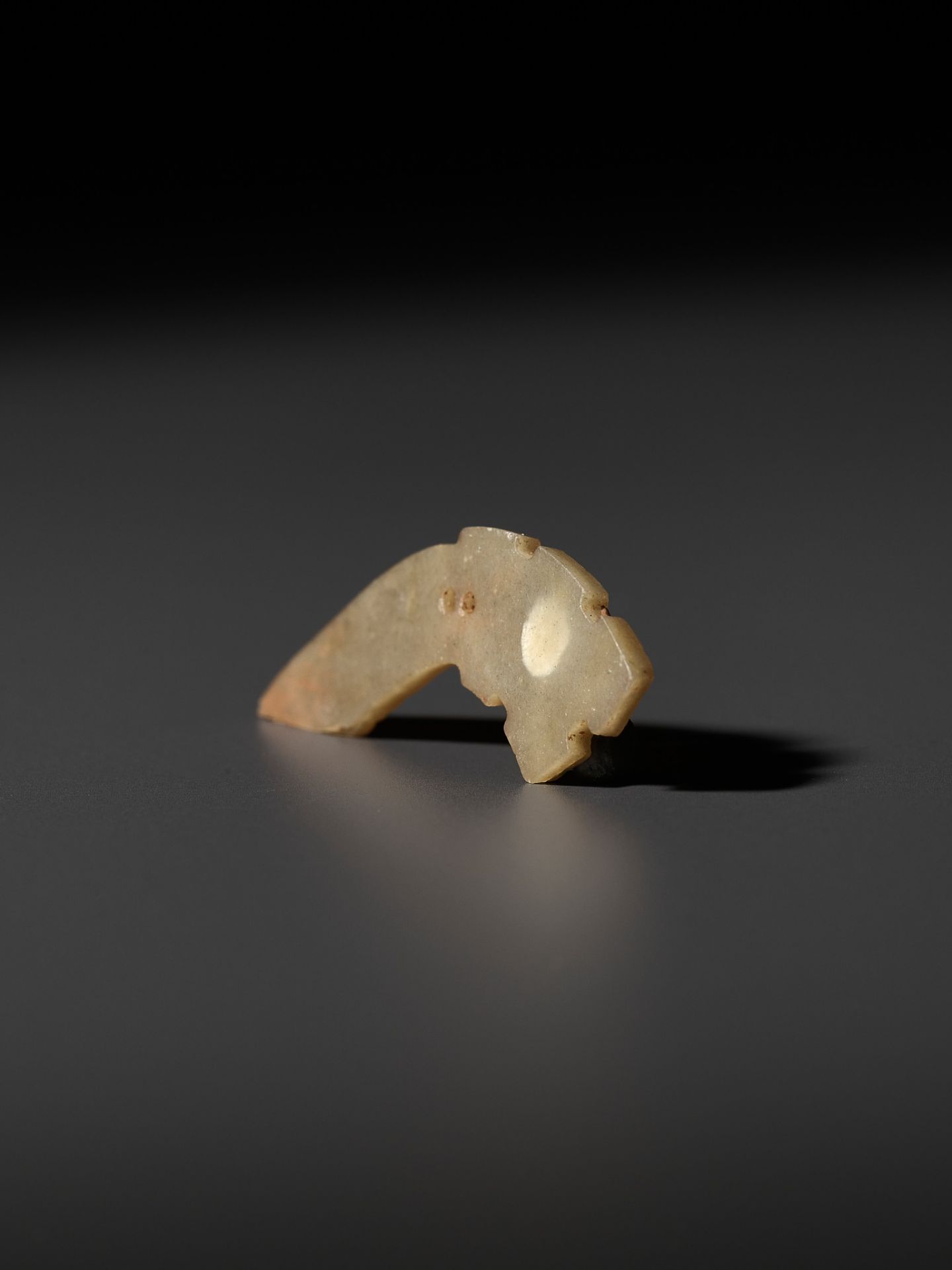A JADE 'DRAGON' MINIATURE PENDANT, WARRING STATES PERIOD - Image 6 of 10