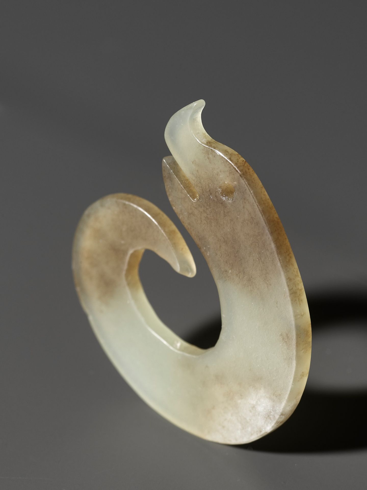 A PAIR OF C-SHAPED 'DRAGON' PENDANTS, ERLITOU PERIOD TO SHANG DYNASTY - Bild 8 aus 9