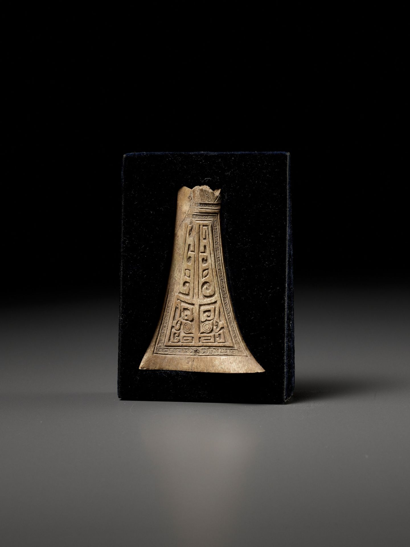 AN ARCHAIC CEREMONIAL BONE CARVING, SHANG DYNASTY - Image 11 of 16