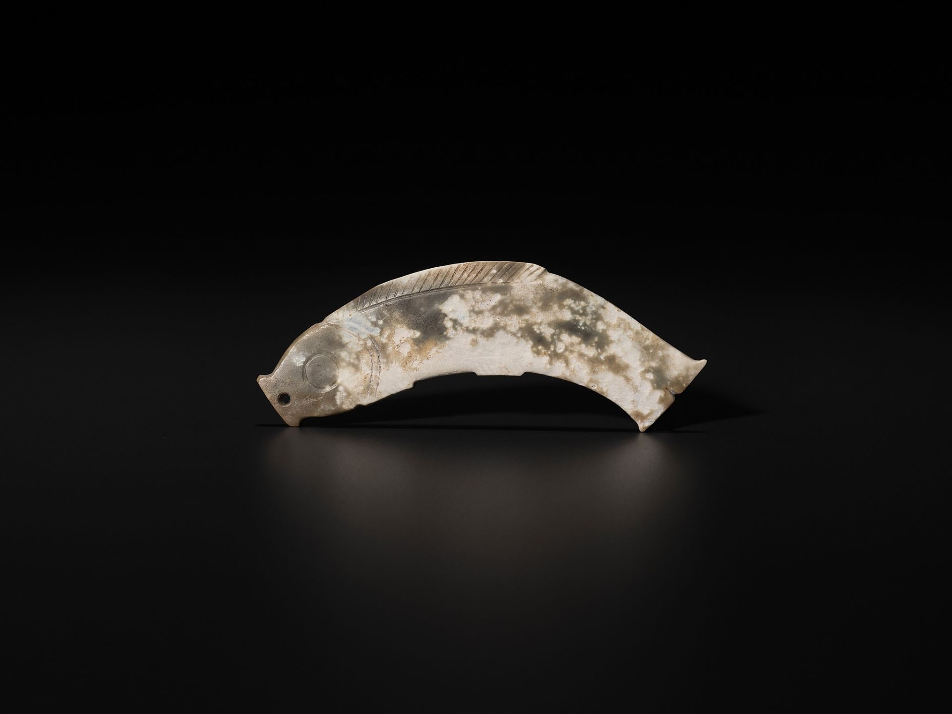 A DEEP CELADON JADE 'FISH' PENDANT, LATE SHANG TO WESTERN ZHOU DYNASTY - Image 10 of 10