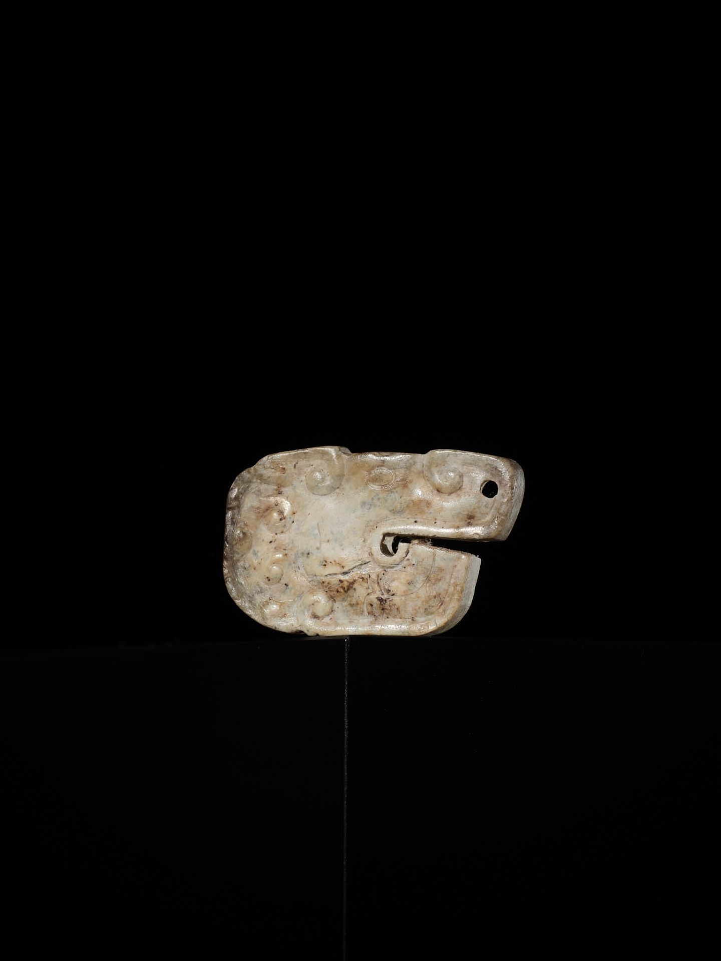A SMALL JADE 'DRAGON HEAD' PENDANT, WARRING STATES PERIOD - Image 8 of 10
