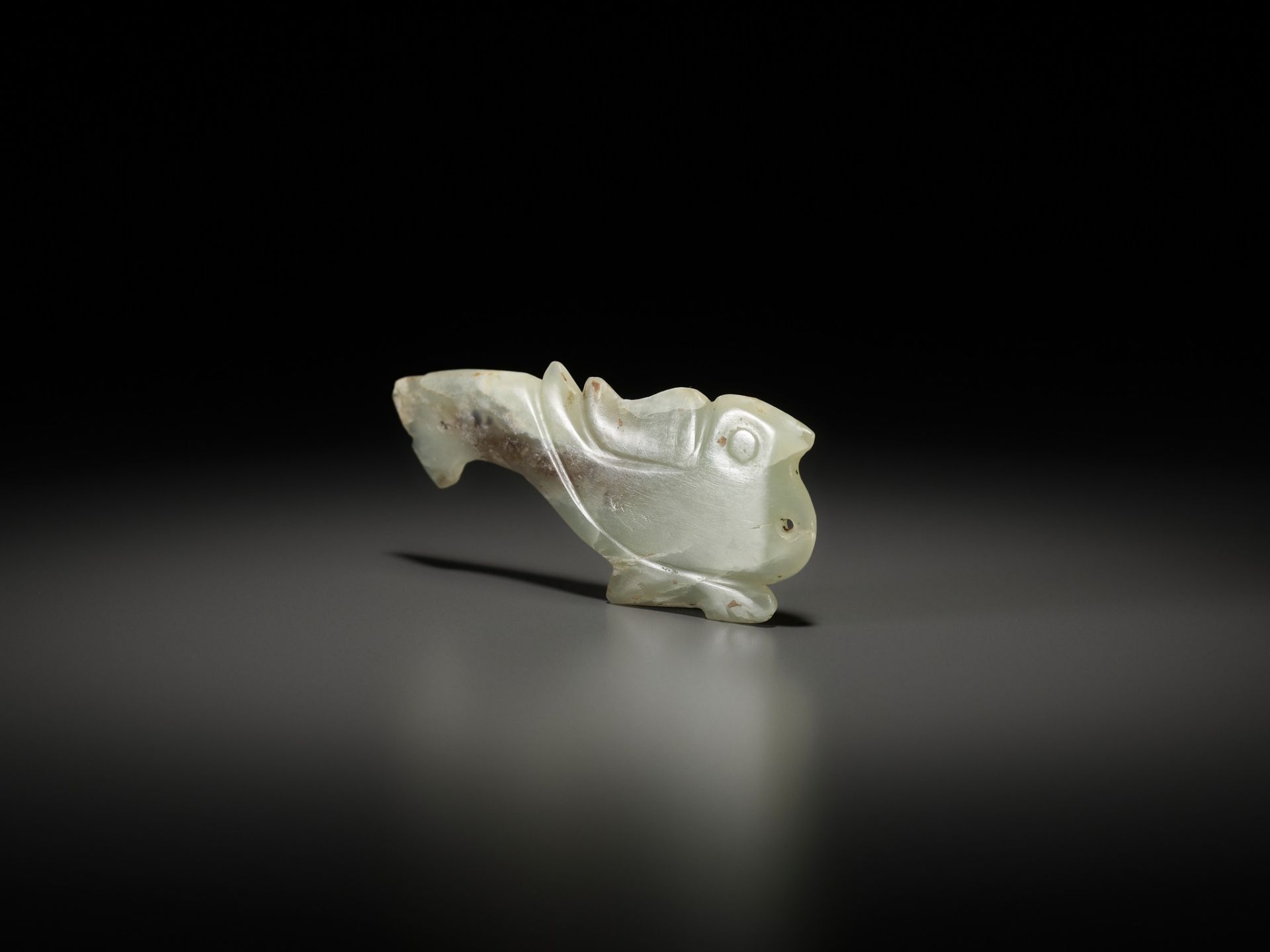 A JADE 'BIRD' PENDANT, SHANG TO WESTERN ZHOU DYNASTY - Bild 6 aus 10