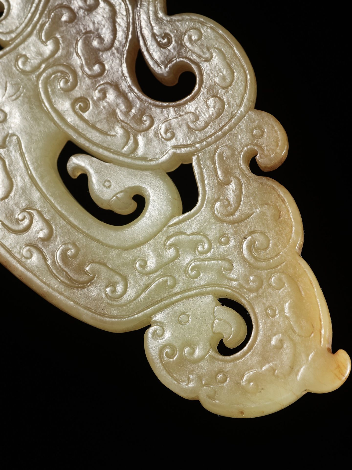 AN ARCHAISTIC YELLOW JADE 'DRAGON AND PHEONIX' PENDANT, SONG TO MING DYNASTY - Bild 13 aus 14