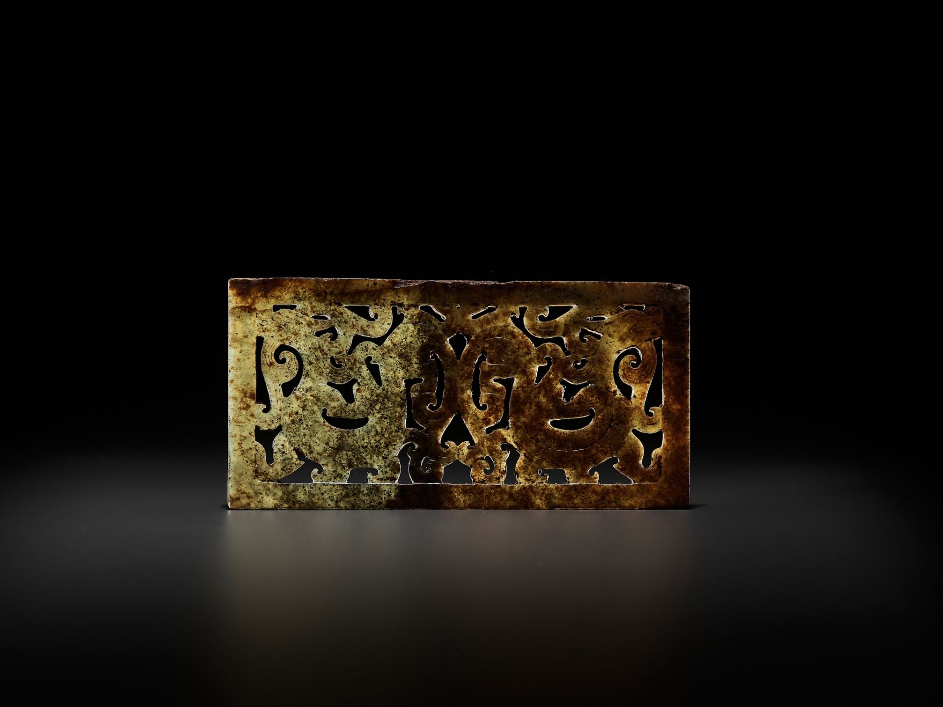A RECTANGULAR GREEN JADE 'DOUBLE DRAGON' PLAQUE, LATE WARRING STATES PERIOD TO EARLY WESTERN HAN DYN - Bild 6 aus 12