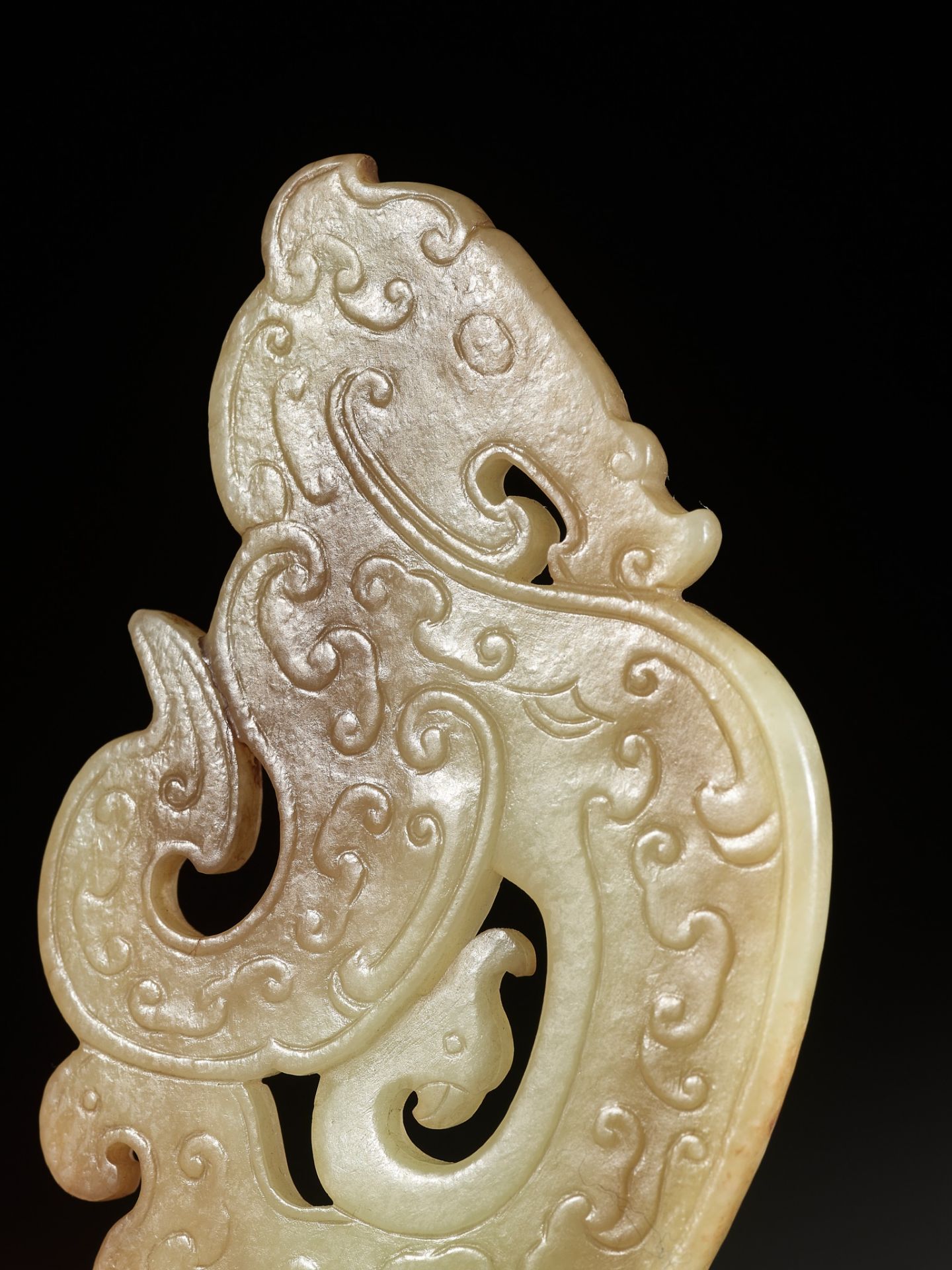 AN ARCHAISTIC YELLOW JADE 'DRAGON AND PHEONIX' PENDANT, SONG TO MING DYNASTY - Bild 12 aus 14