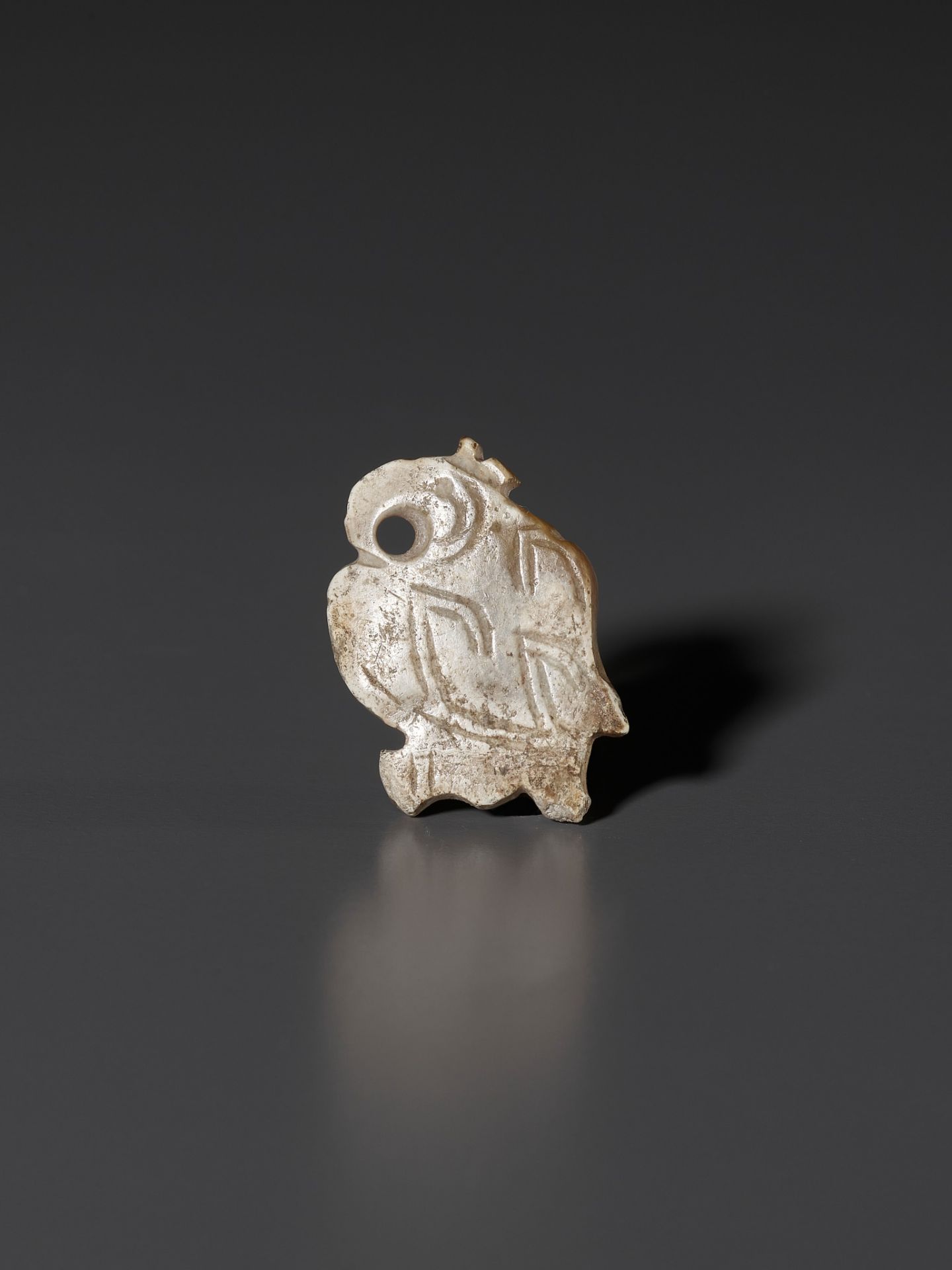 A PALE CELADON AND RUSSET JADE 'BIRD' PENDANT, LATE SHANG DYNASTY - Image 2 of 9