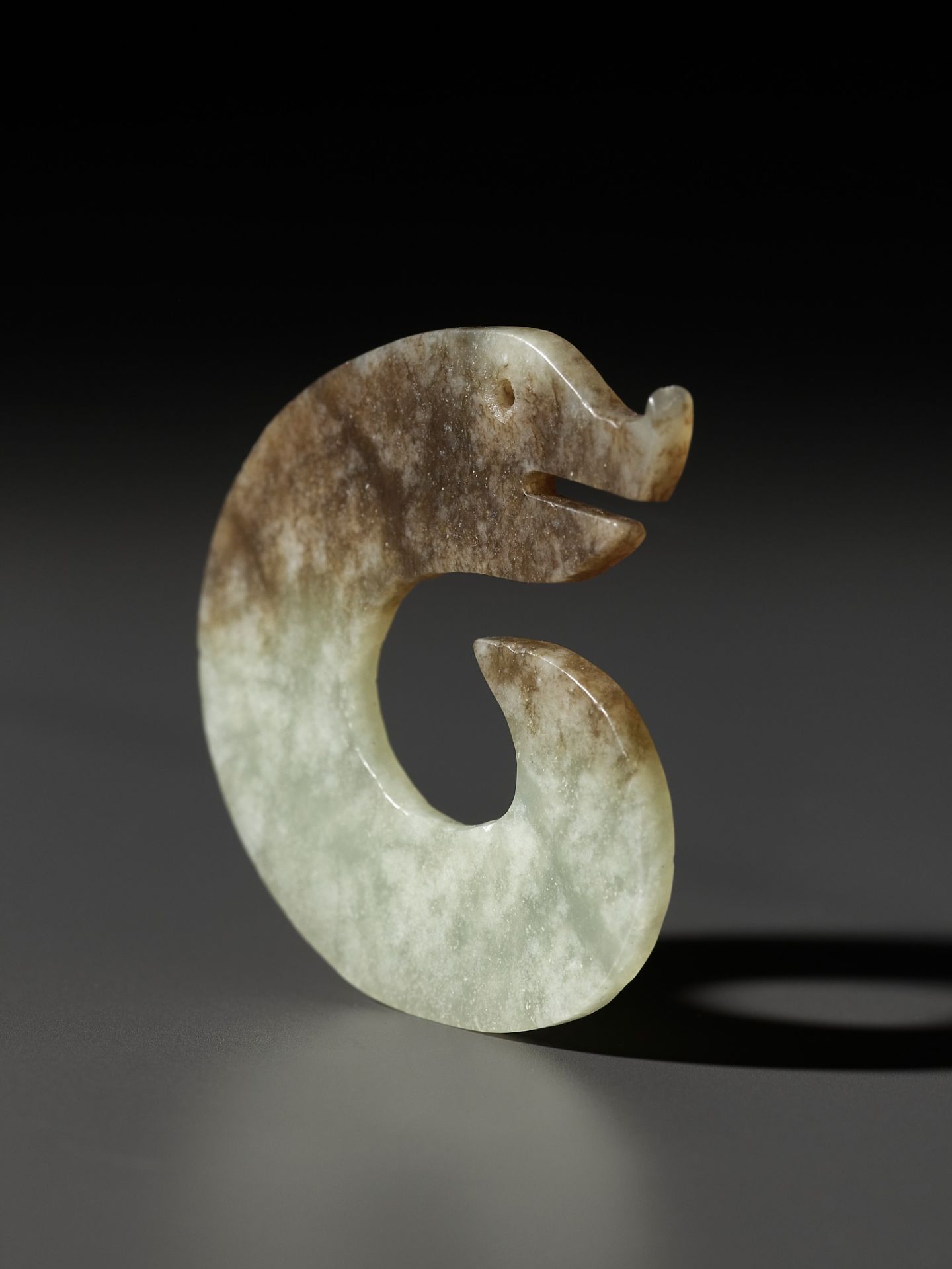 A PAIR OF C-SHAPED 'DRAGON' PENDANTS, ERLITOU PERIOD TO SHANG DYNASTY - Image 5 of 9