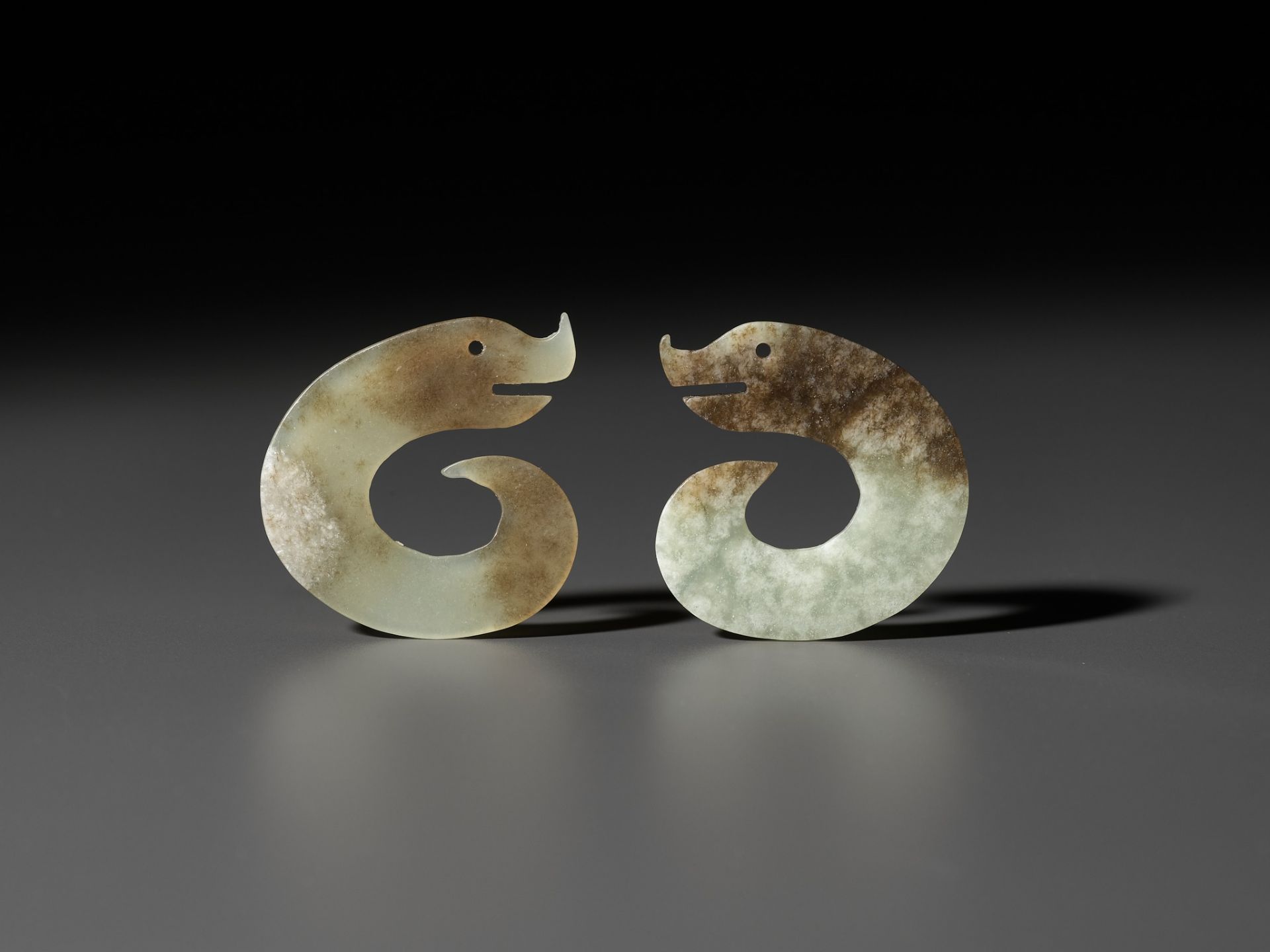 A PAIR OF C-SHAPED 'DRAGON' PENDANTS, ERLITOU PERIOD TO SHANG DYNASTY - Bild 2 aus 9