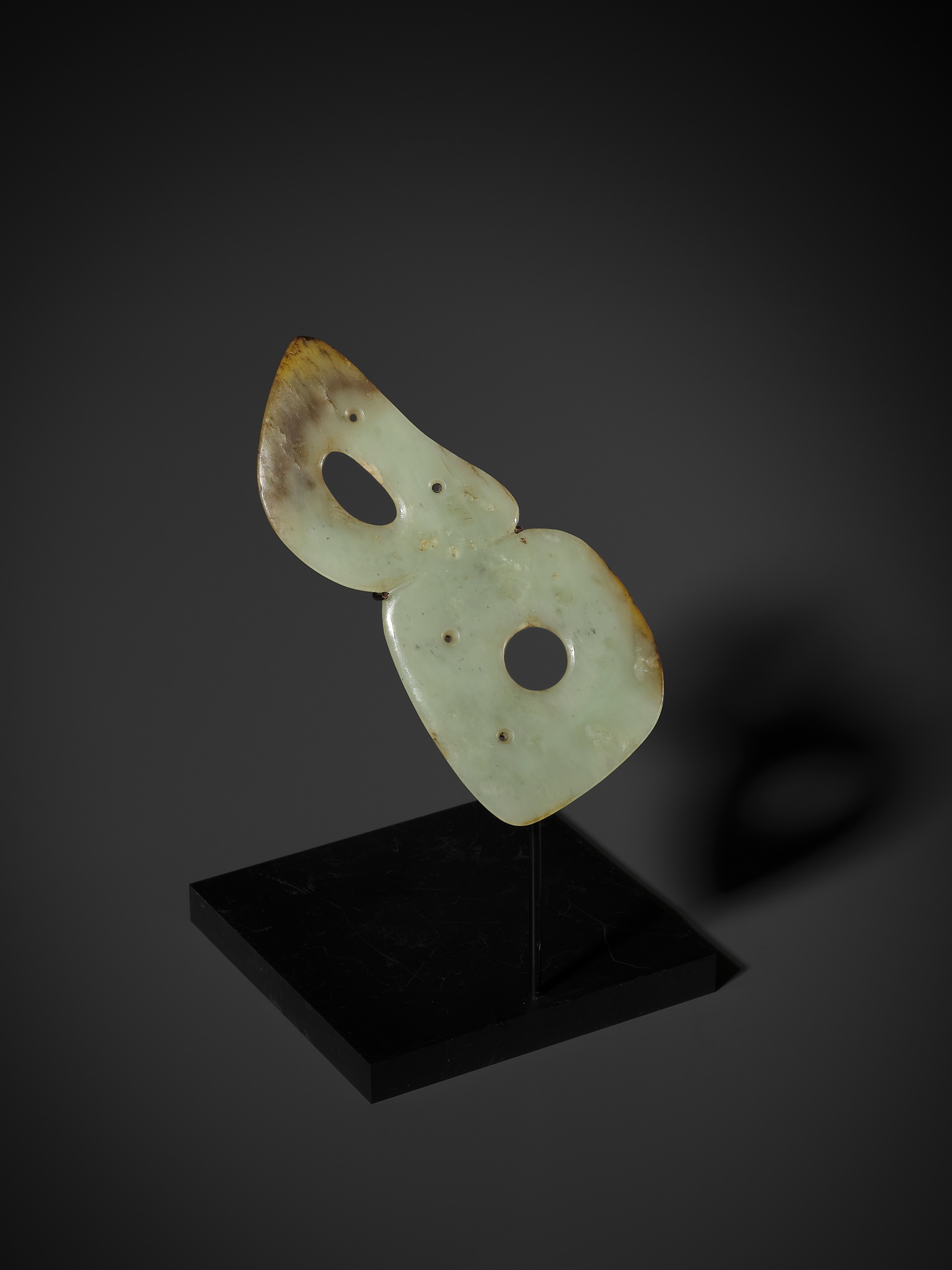 A PALE YELLOW JADE DOUBLE-HOLE ORNAMENT PLAQUE, HONGSHAN CULTURE - Image 8 of 14
