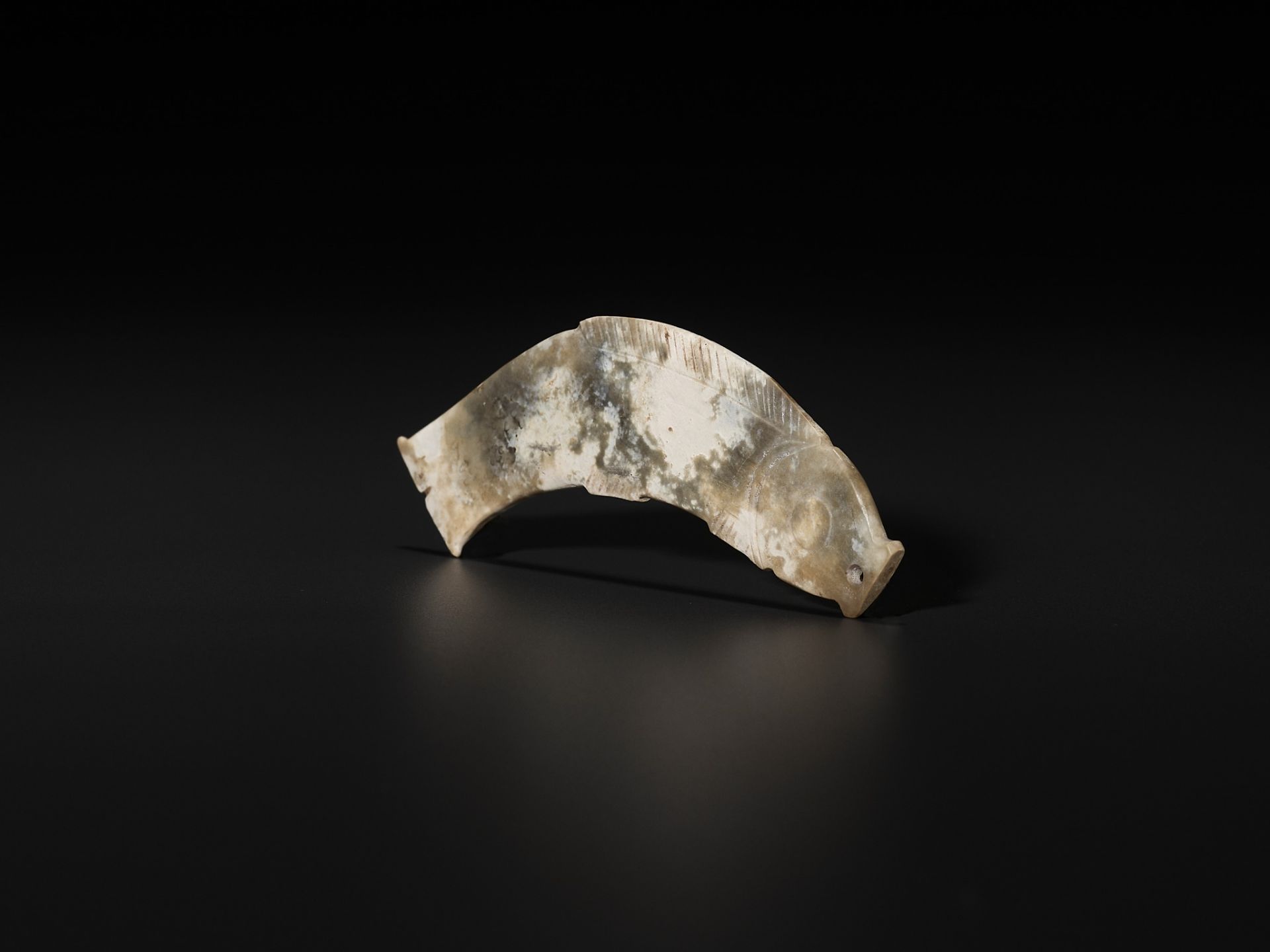 A DEEP CELADON JADE 'FISH' PENDANT, LATE SHANG TO WESTERN ZHOU DYNASTY - Image 6 of 10