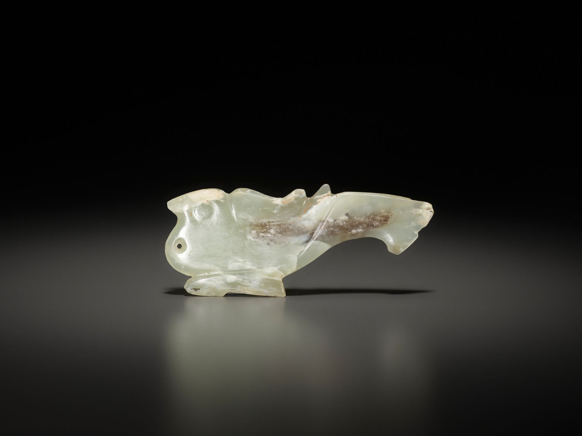 A JADE 'BIRD' PENDANT, SHANG TO WESTERN ZHOU DYNASTY - Bild 3 aus 10