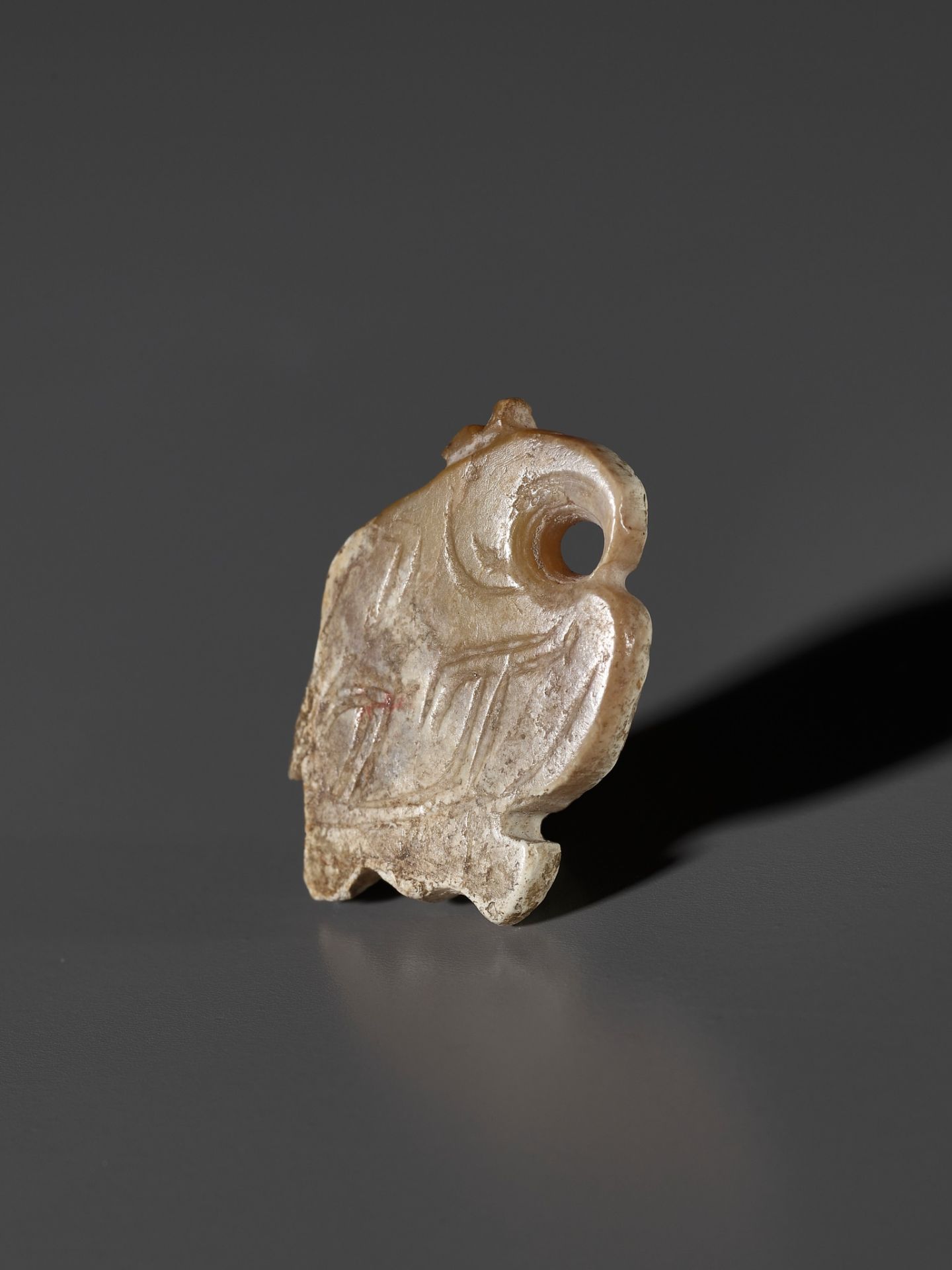 A PALE CELADON AND RUSSET JADE 'BIRD' PENDANT, LATE SHANG DYNASTY - Image 3 of 9