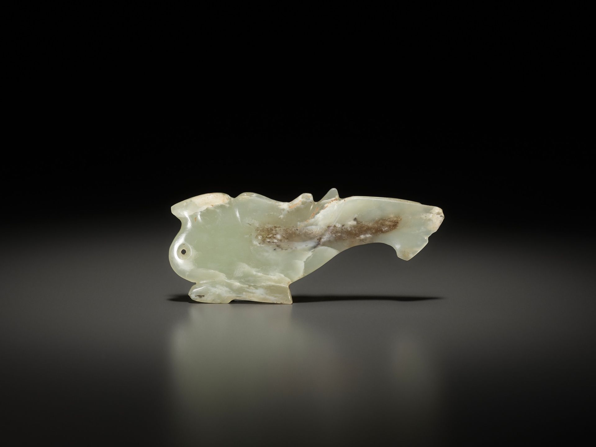 A JADE 'BIRD' PENDANT, SHANG TO WESTERN ZHOU DYNASTY - Bild 7 aus 10