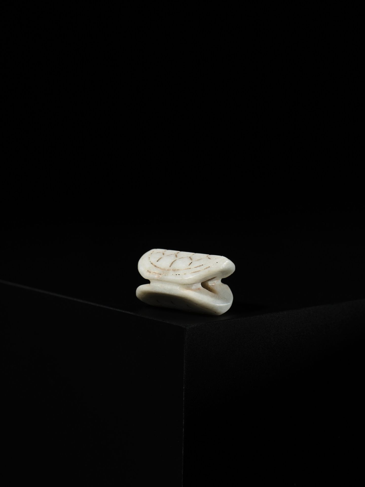 A JADE TORTOISESHELL-FORM BEAD, WESTERN ZHOU DYNASTY - Bild 10 aus 12