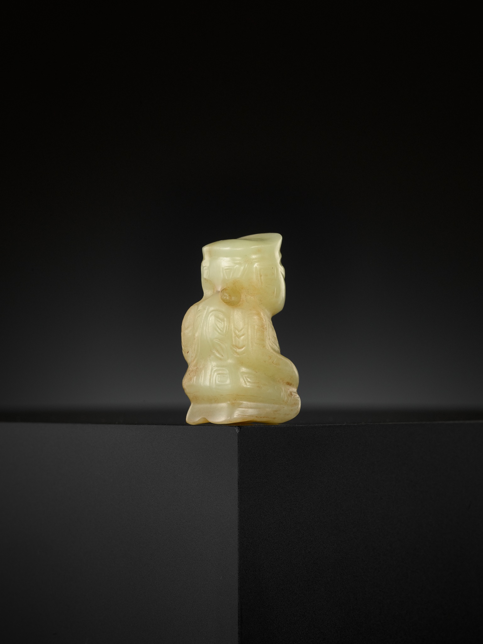 AN EXTREMELY RARE YELLOW JADE 'KNEELING FIGURE', SHANG DYNASTY - Image 3 of 20