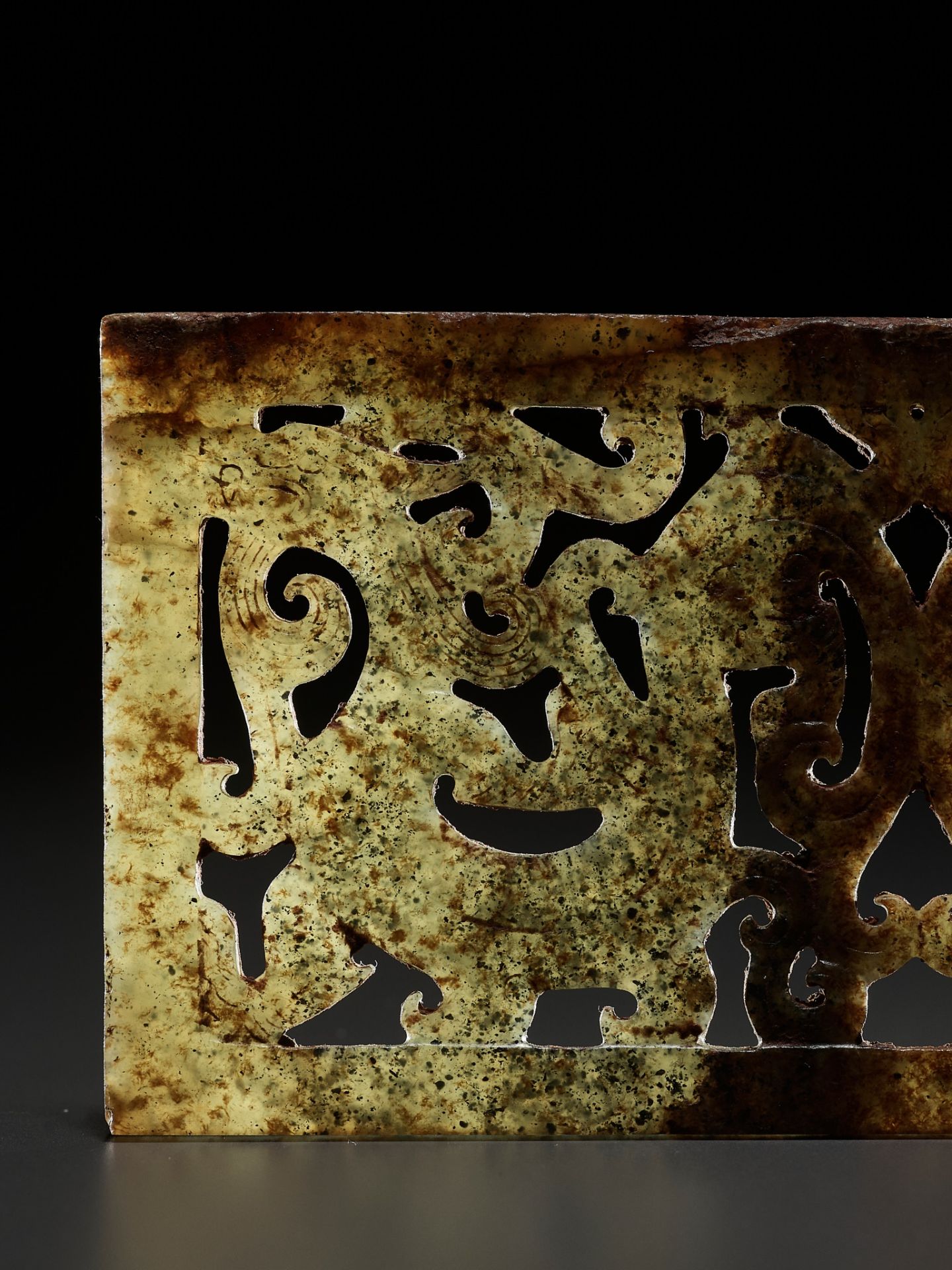 A RECTANGULAR GREEN JADE 'DOUBLE DRAGON' PLAQUE, LATE WARRING STATES PERIOD TO EARLY WESTERN HAN DYN - Bild 7 aus 12