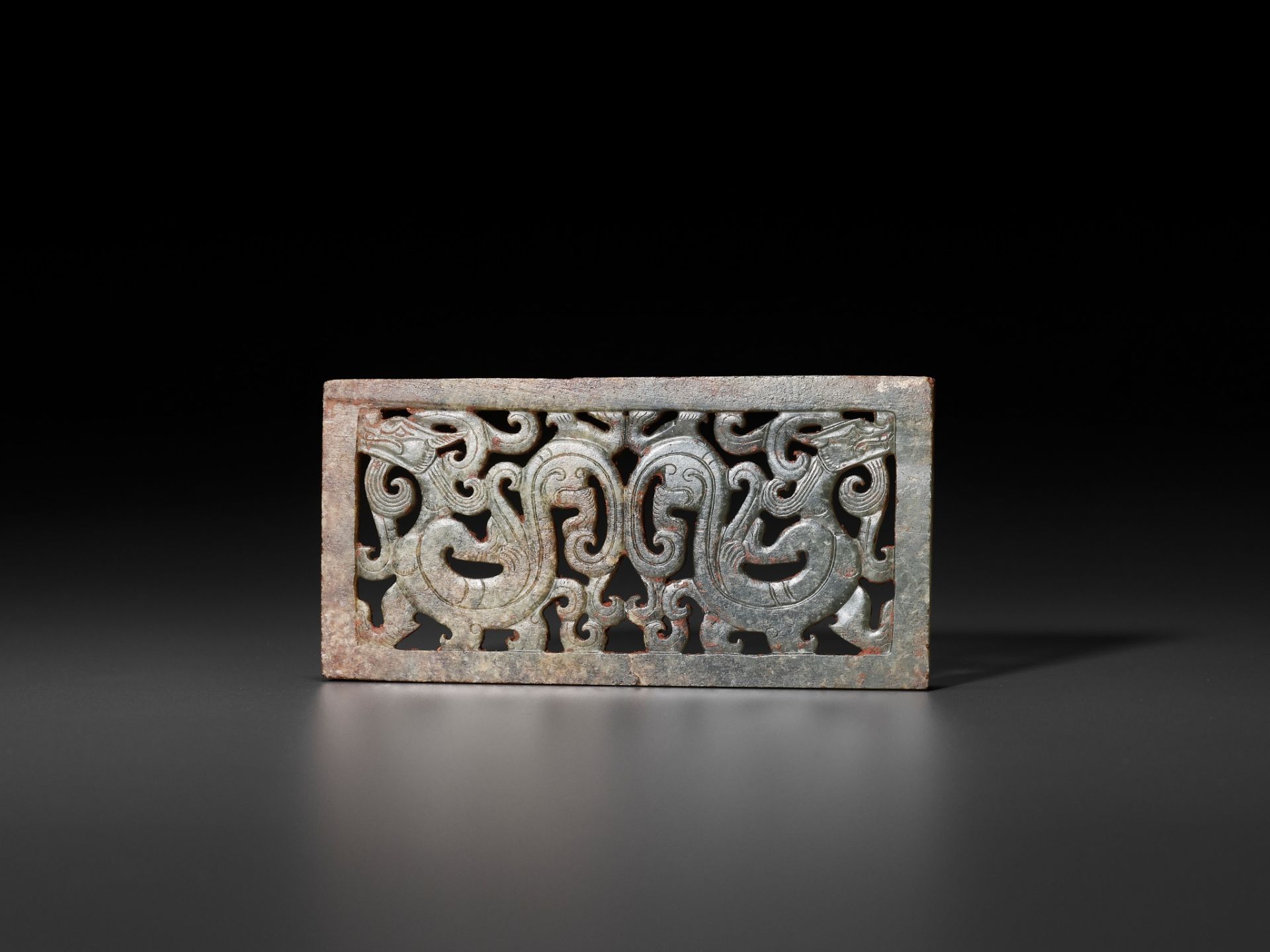 A RECTANGULAR GREEN JADE 'DOUBLE DRAGON' PLAQUE, LATE WARRING STATES PERIOD TO EARLY WESTERN HAN DYN - Bild 10 aus 12