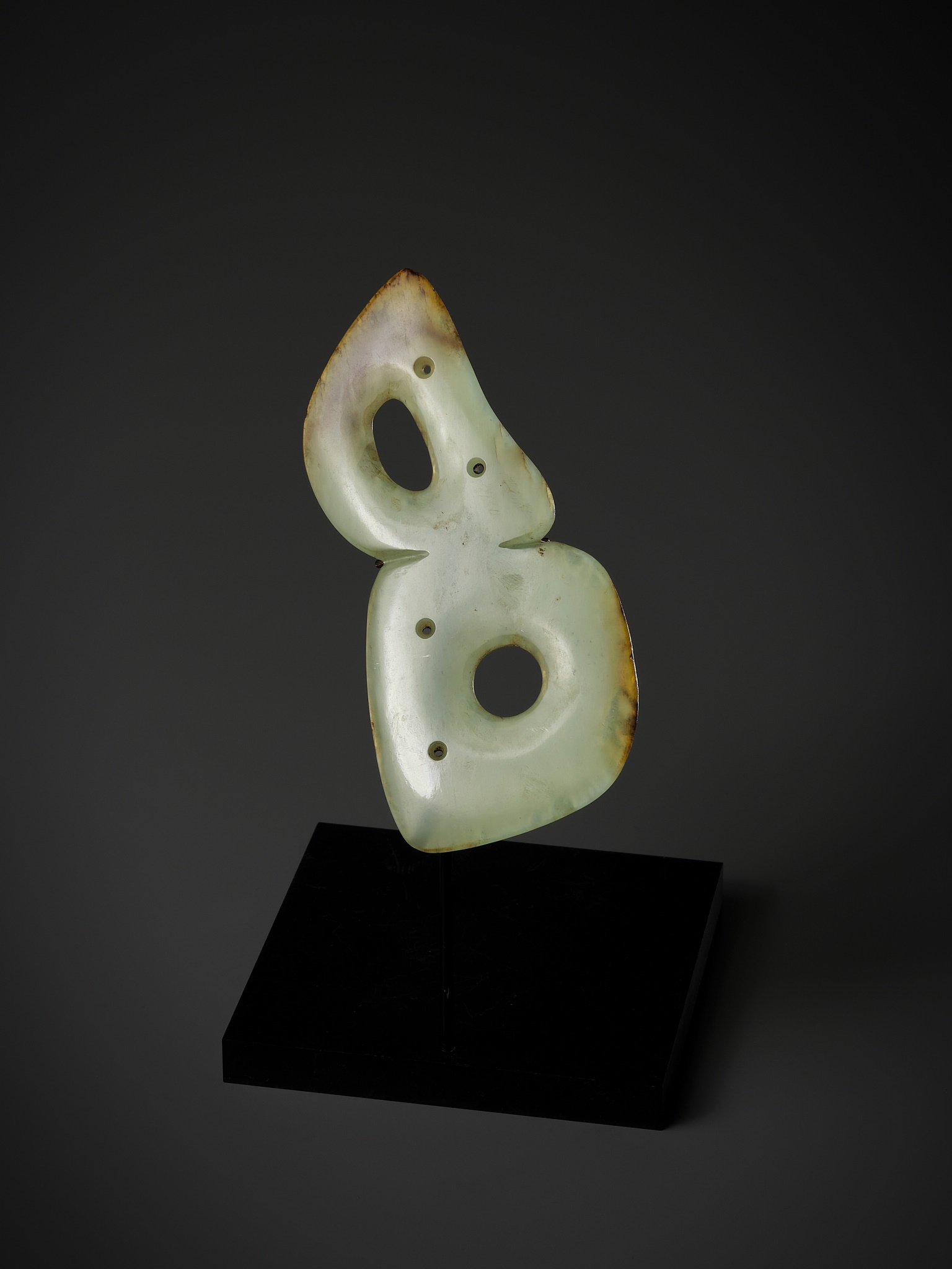 A PALE YELLOW JADE DOUBLE-HOLE ORNAMENT PLAQUE, HONGSHAN CULTURE - Image 12 of 14