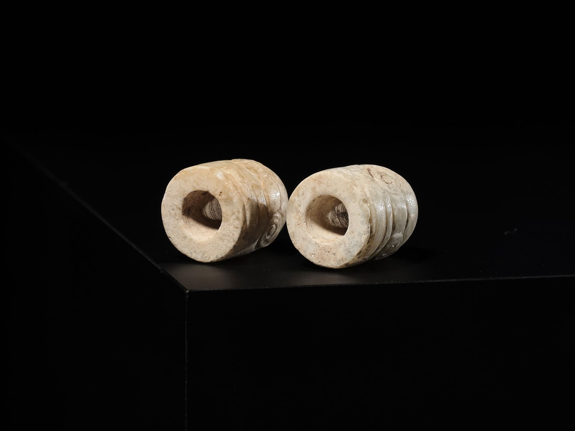 A PAIR OF JADE BEAD ORNAMENTS WITH GODHEAD MASKS, SHENREN, LIANGZHU CULTURE - Bild 12 aus 13