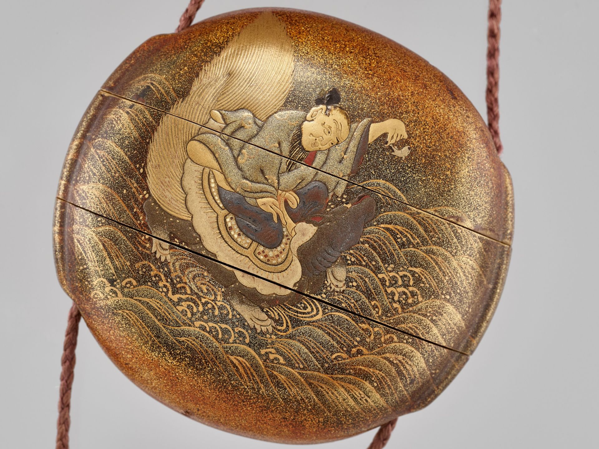 A RARE TWO-CASE LACQUER INRO DEPICTING THE IMMORTAL ROKO RIDING A MINOGAME - Image 3 of 9