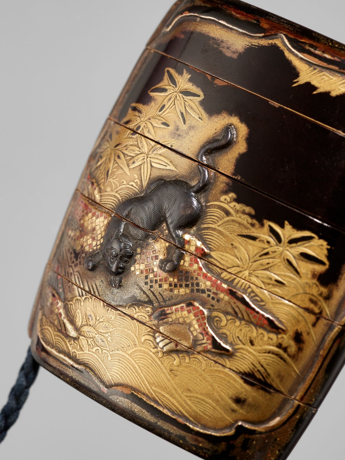 A FINE SILVER-INLAID FOUR-CASE LACQUER INRO DEPICTING A TIGER AND DRAGON - Image 3 of 6