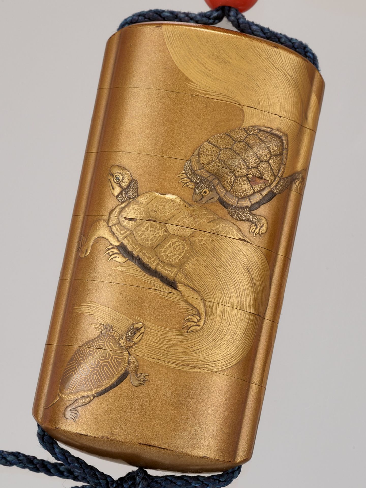 KAJIKAWA: A SUPERB FIVE-CASE GOLD LACQUER INRO WITH MINOGAME DESIGN AND WITH EN SUITE NETSUKE - Image 2 of 8