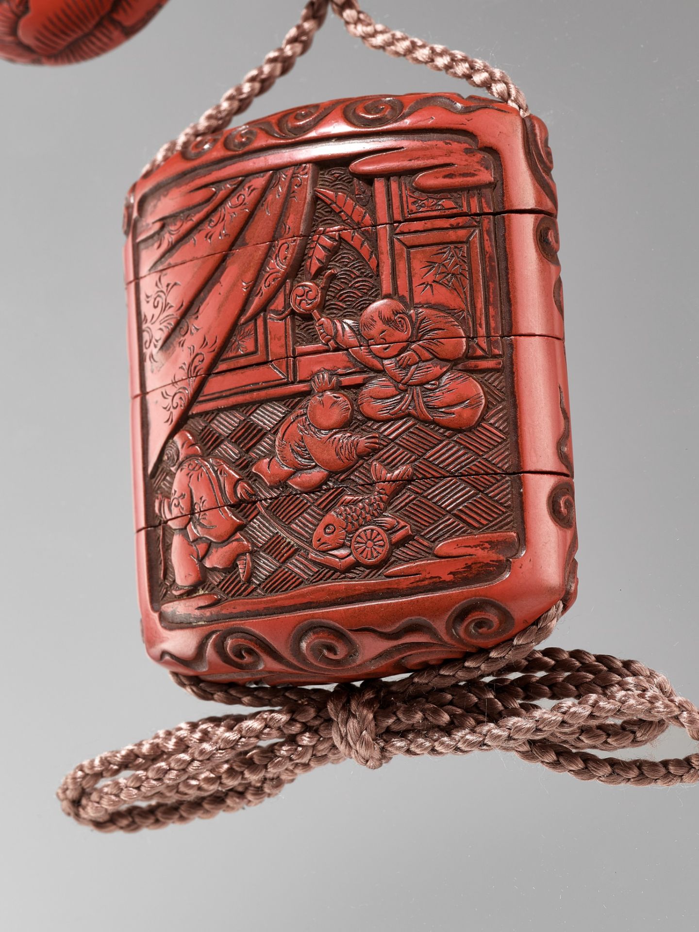 A FINE TSUISHU THREE-CASE LACQUER INRO WITH KARAKO AT PLAY, WITH EN SUITE NETSUKE AND OJIME - Bild 2 aus 9