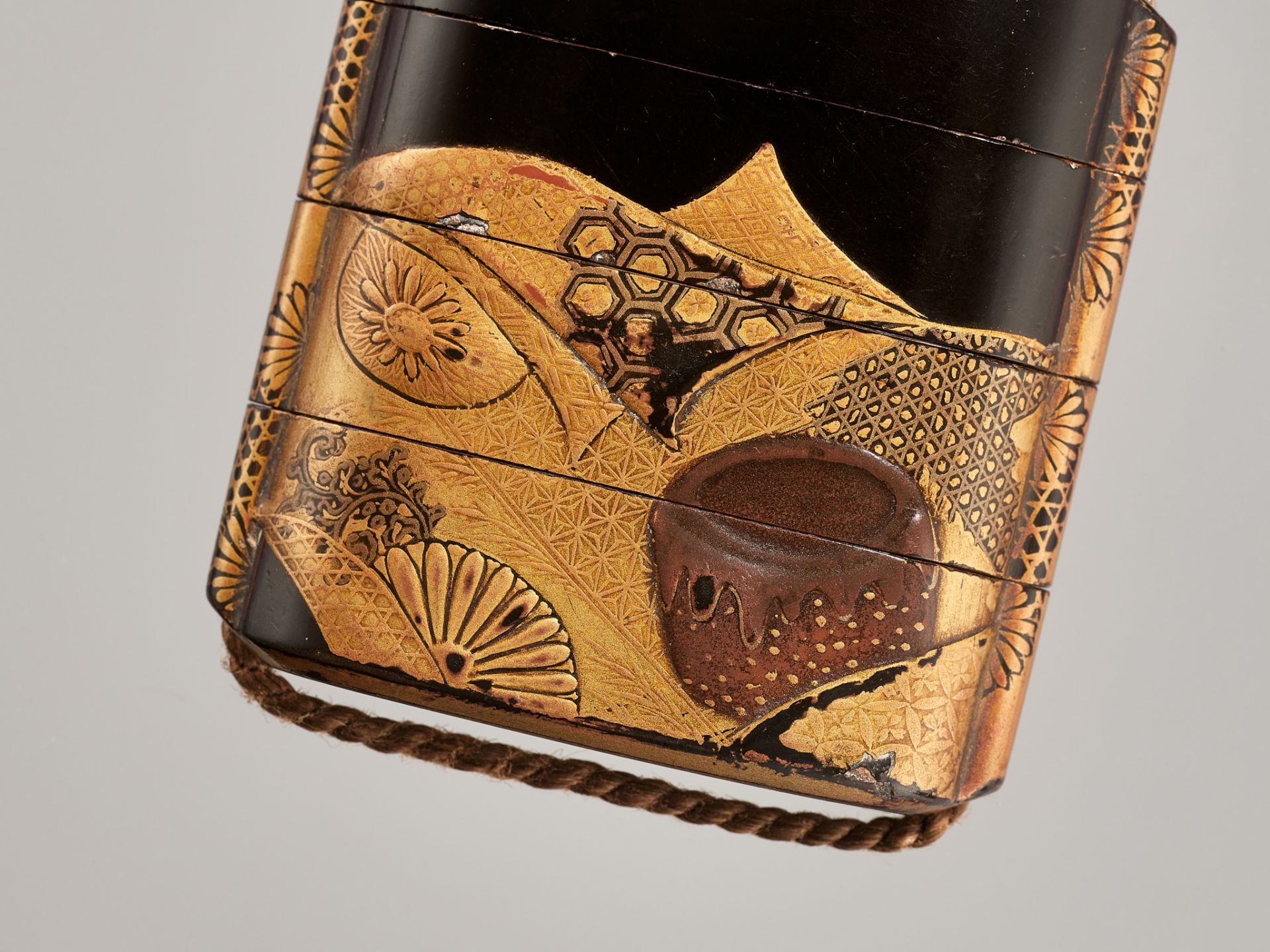 AN EARLY THREE-CASE LACQUER INRO WITH TEA CEREMONY UTENSILS (CHADOGU) - Bild 6 aus 8