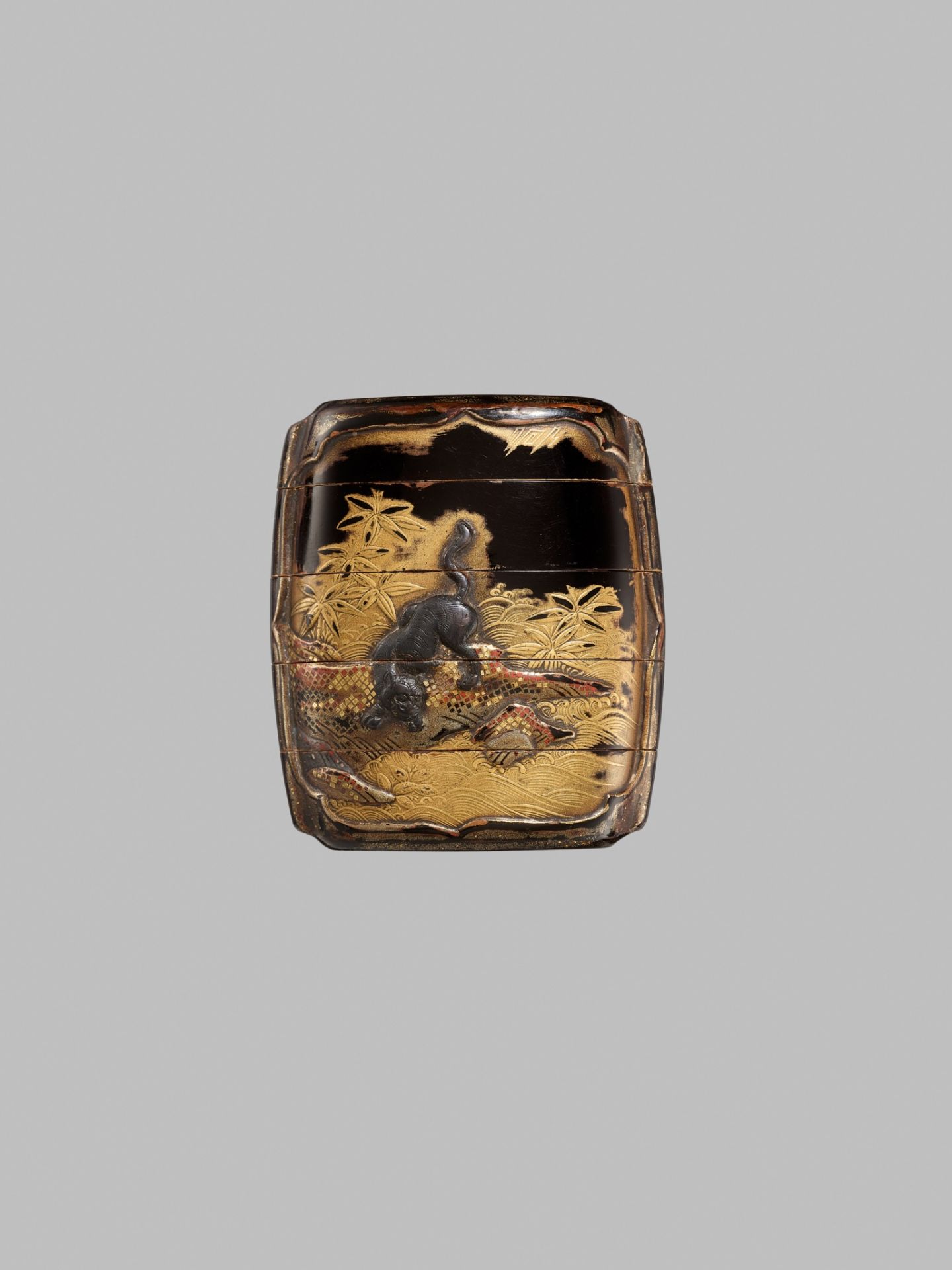 A FINE SILVER-INLAID FOUR-CASE LACQUER INRO DEPICTING A TIGER AND DRAGON - Image 5 of 6