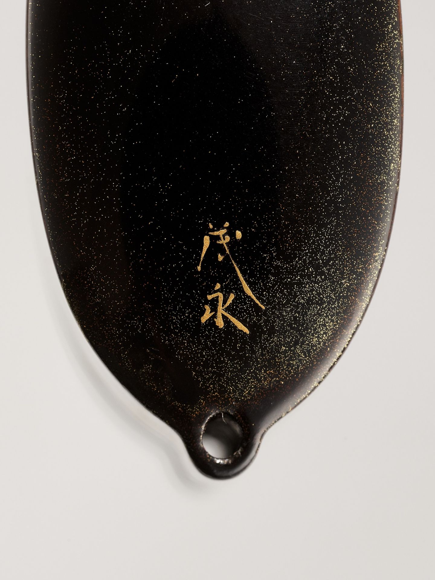 MOEI: A SUPERB FOUR-CASE TOGIDASHI LACQUER INRO DEPICTING A DRAGONFLY - Image 7 of 7