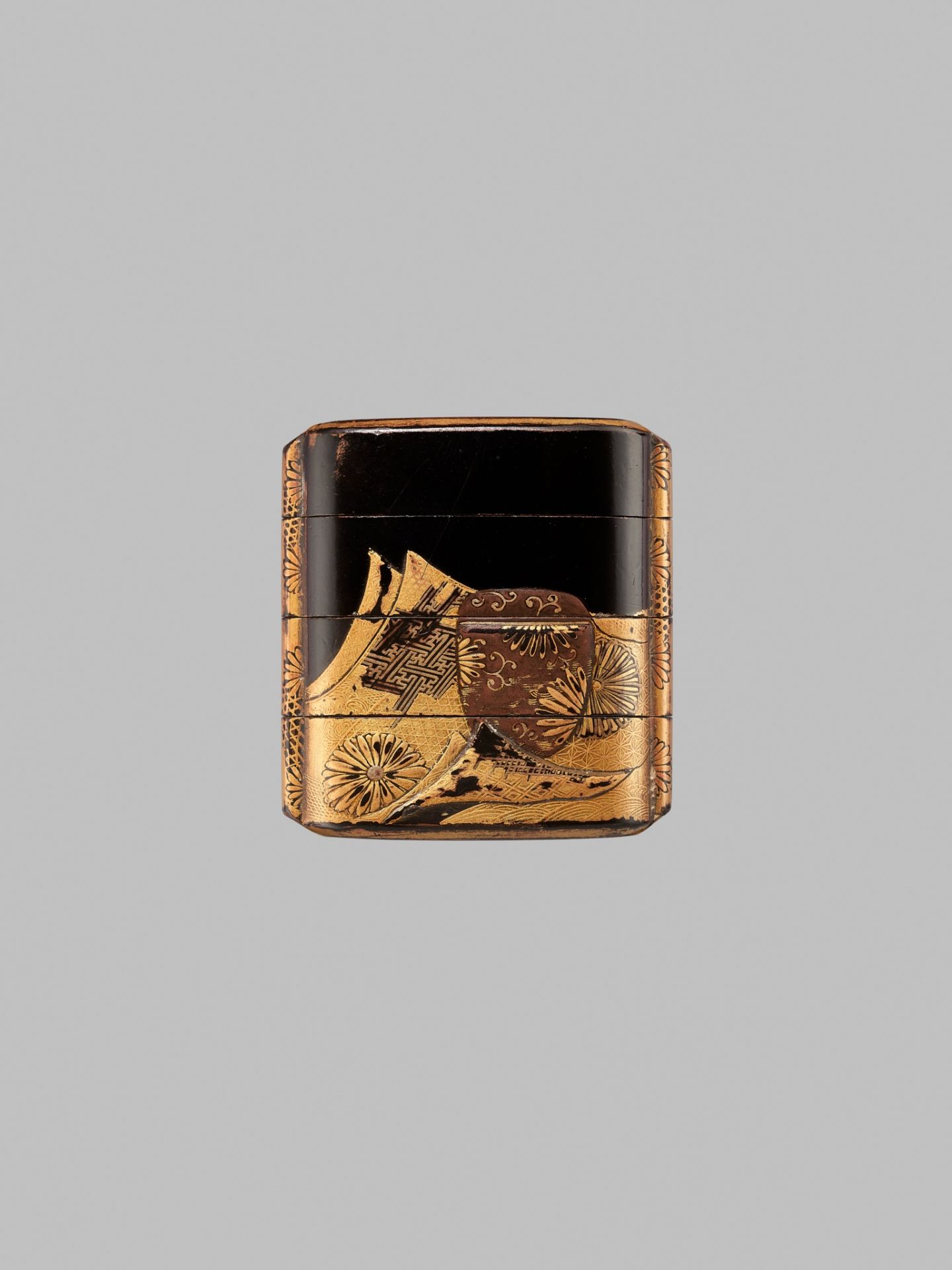 AN EARLY THREE-CASE LACQUER INRO WITH TEA CEREMONY UTENSILS (CHADOGU) - Bild 2 aus 8