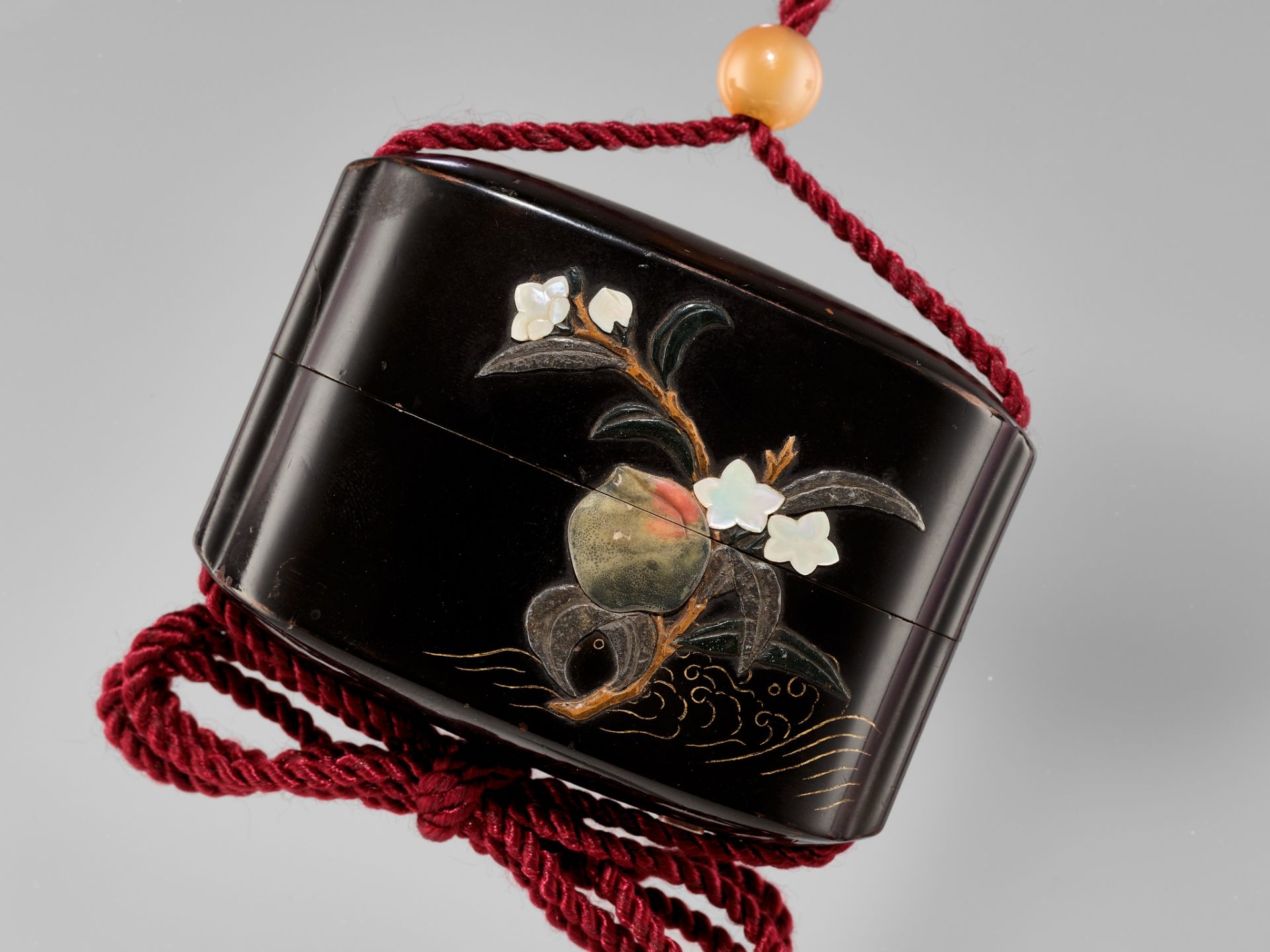 SOSHU: A FINE TSUISHU AND SHIBAYAMA INLAID SINGLE-CASE INRO DEPICTING A CRANE AND PEACH - Image 2 of 6