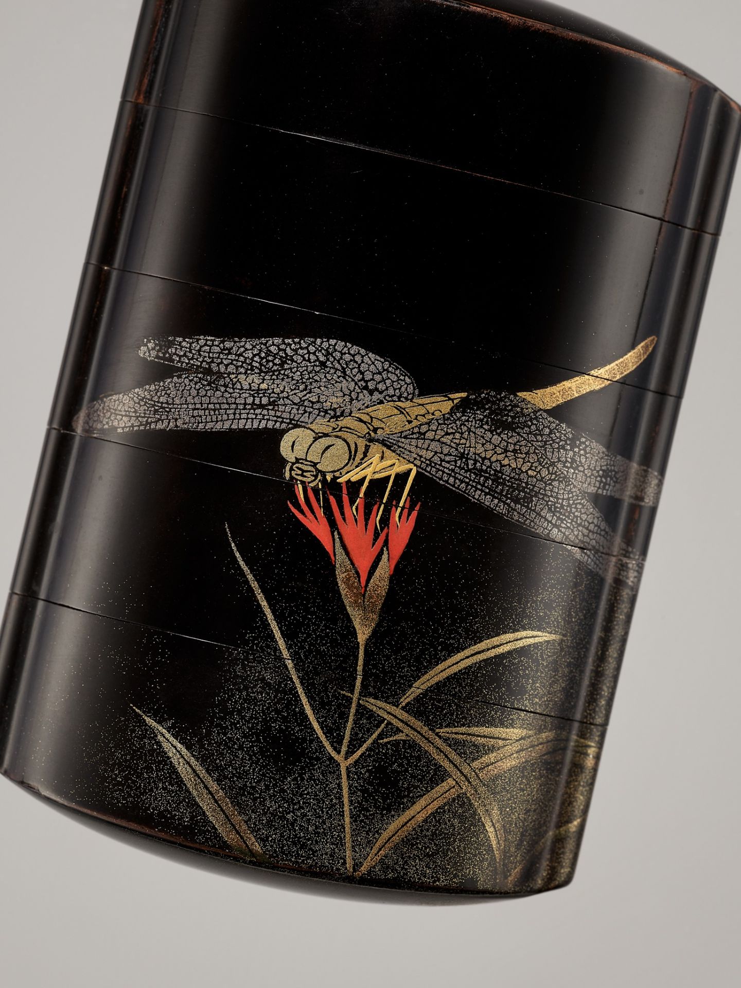 MOEI: A SUPERB FOUR-CASE TOGIDASHI LACQUER INRO DEPICTING A DRAGONFLY - Image 5 of 7