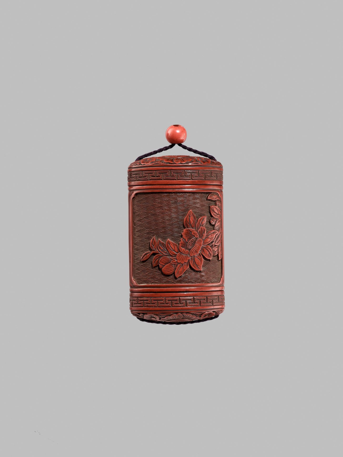 ZOKOKU: AN UNUSUAL TWO-CASE TSUISHU LACQUER INRO WITH PEONY, LILIES, AND REISHI - Bild 7 aus 8