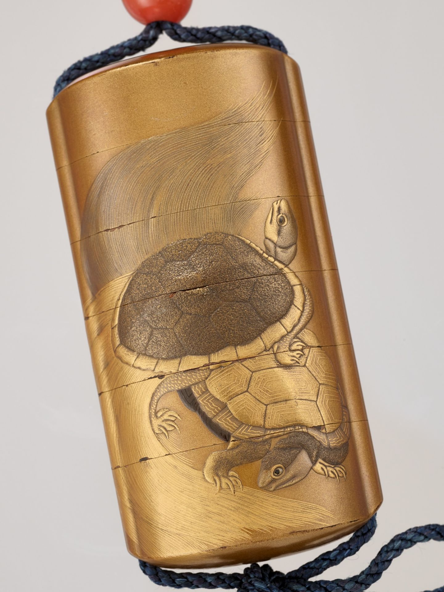 KAJIKAWA: A SUPERB FIVE-CASE GOLD LACQUER INRO WITH MINOGAME DESIGN AND WITH EN SUITE NETSUKE - Bild 4 aus 8