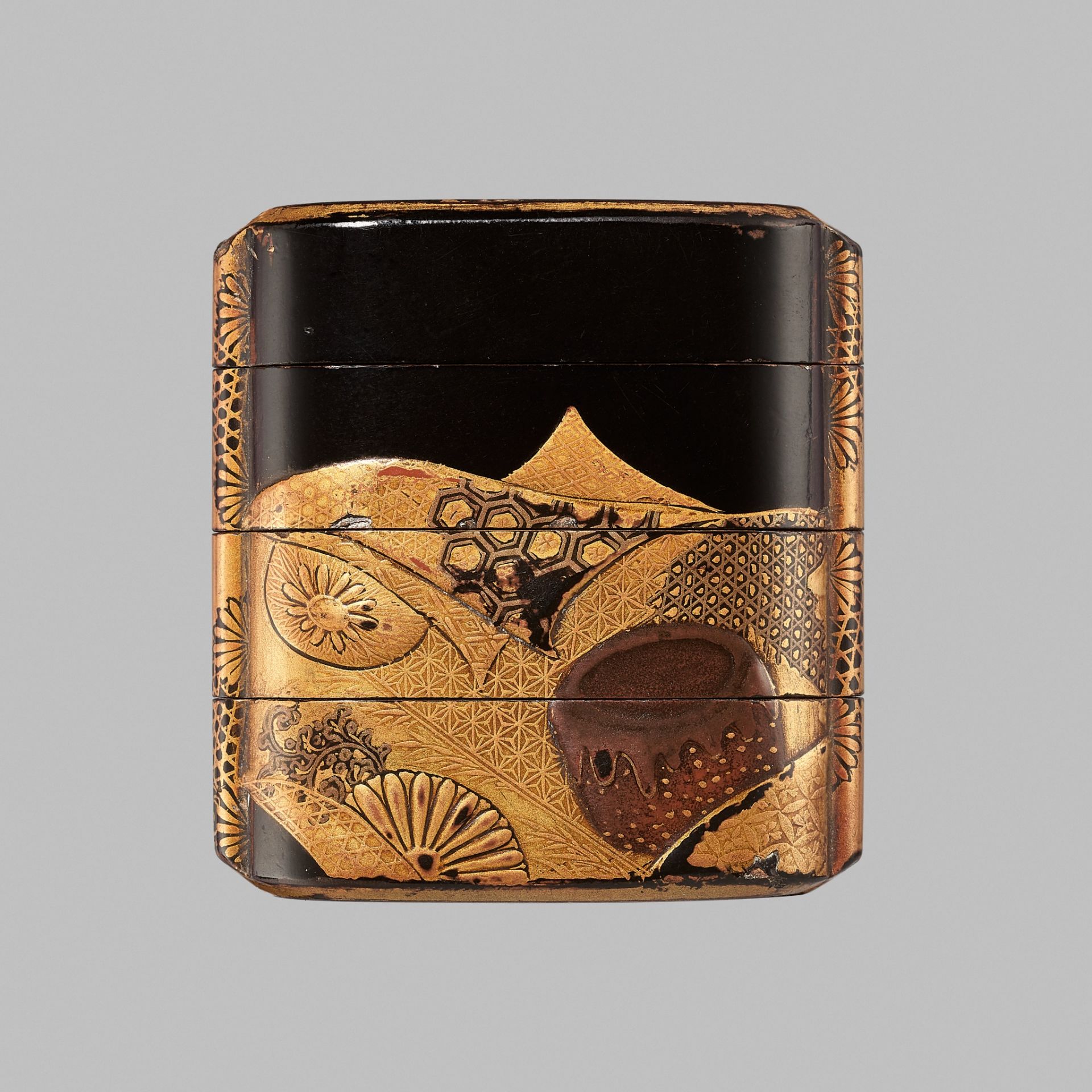 AN EARLY THREE-CASE LACQUER INRO WITH TEA CEREMONY UTENSILS (CHADOGU)