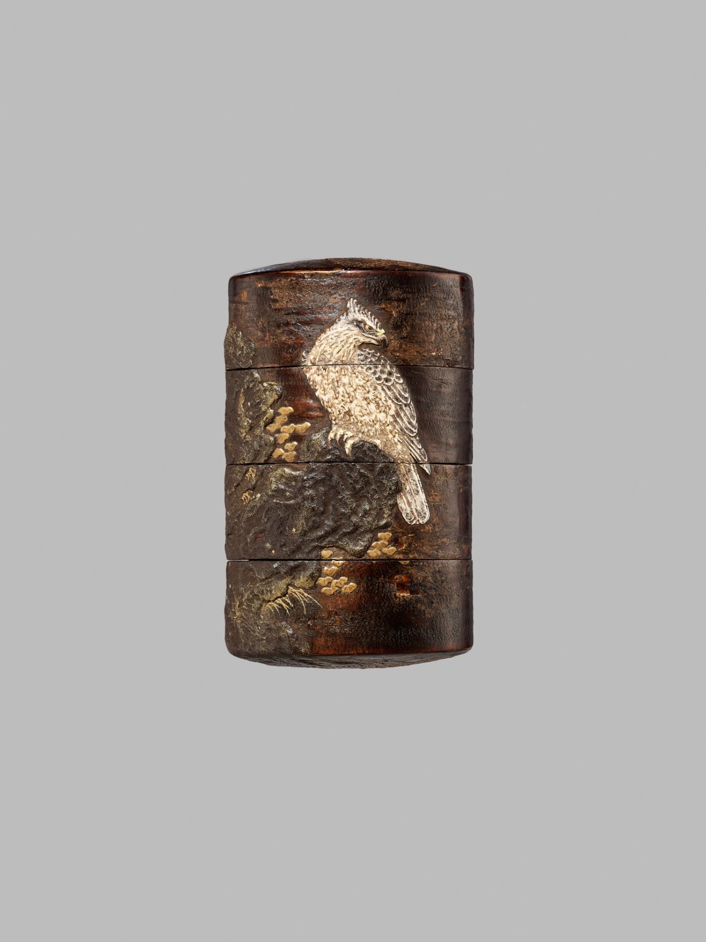 A FINE RITSUO-STYLE CHERRY-BARK AND CERAMIC-INLAID THREE-CASE LACQUER INRO WITH A HAWK AND SPARROW - Bild 3 aus 5