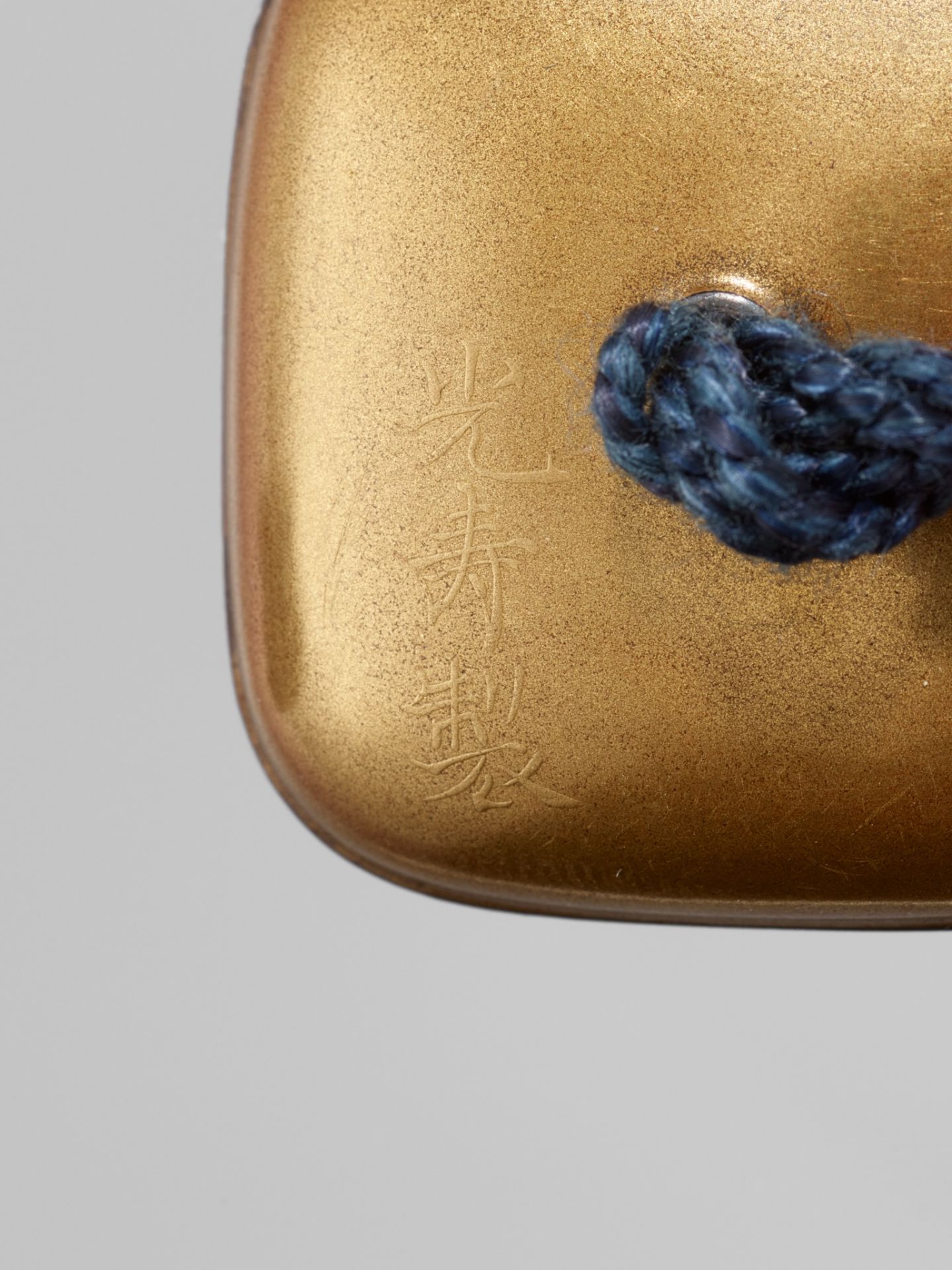 KAJIKAWA: A SUPERB FIVE-CASE GOLD LACQUER INRO WITH MINOGAME DESIGN AND WITH EN SUITE NETSUKE - Image 8 of 8