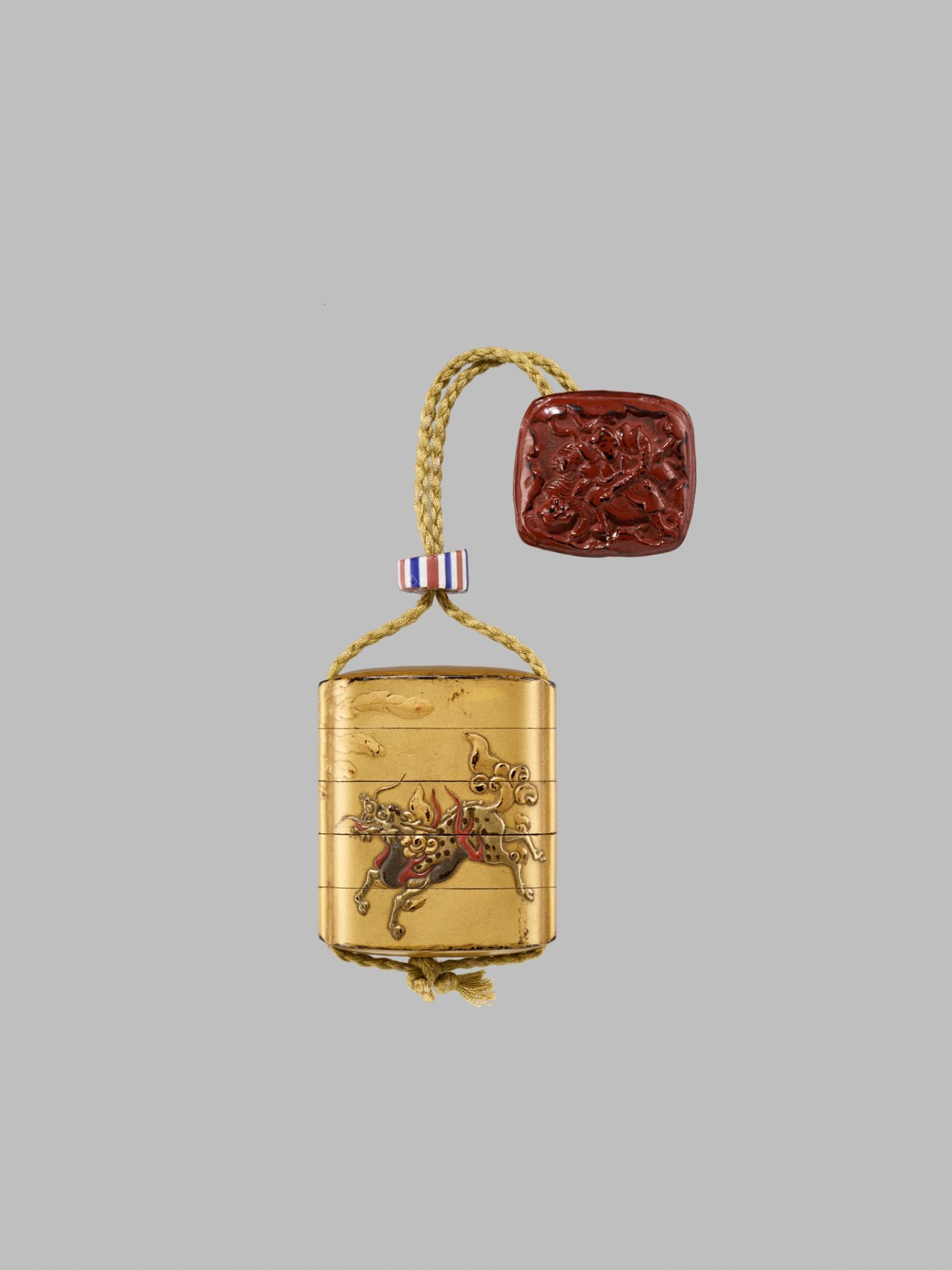 A GOLD LACQUER FOUR-CASE INRO DEPICTING A KIRIN AND HO-O BIRD - Bild 3 aus 5