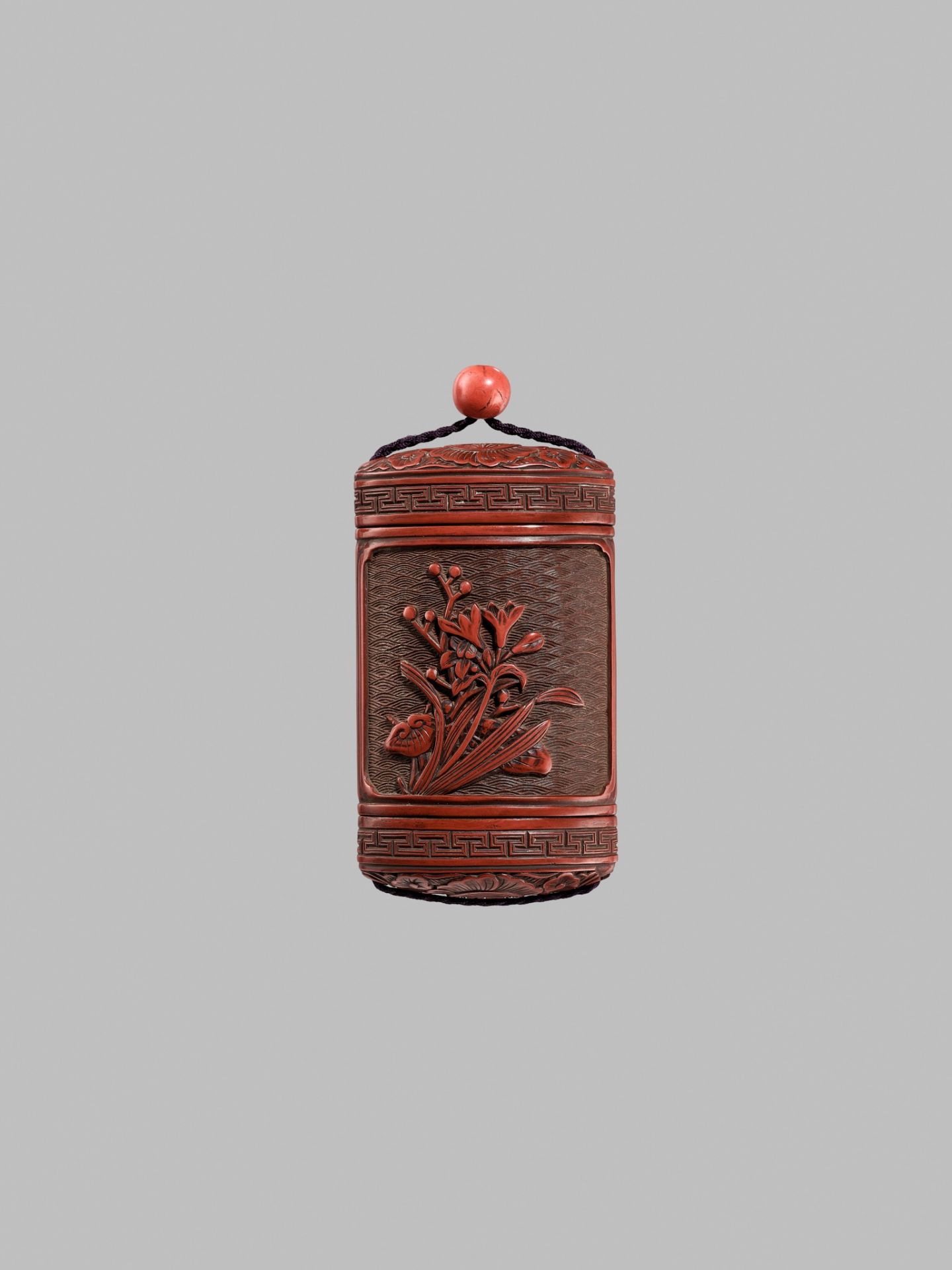 ZOKOKU: AN UNUSUAL TWO-CASE TSUISHU LACQUER INRO WITH PEONY, LILIES, AND REISHI - Bild 3 aus 8