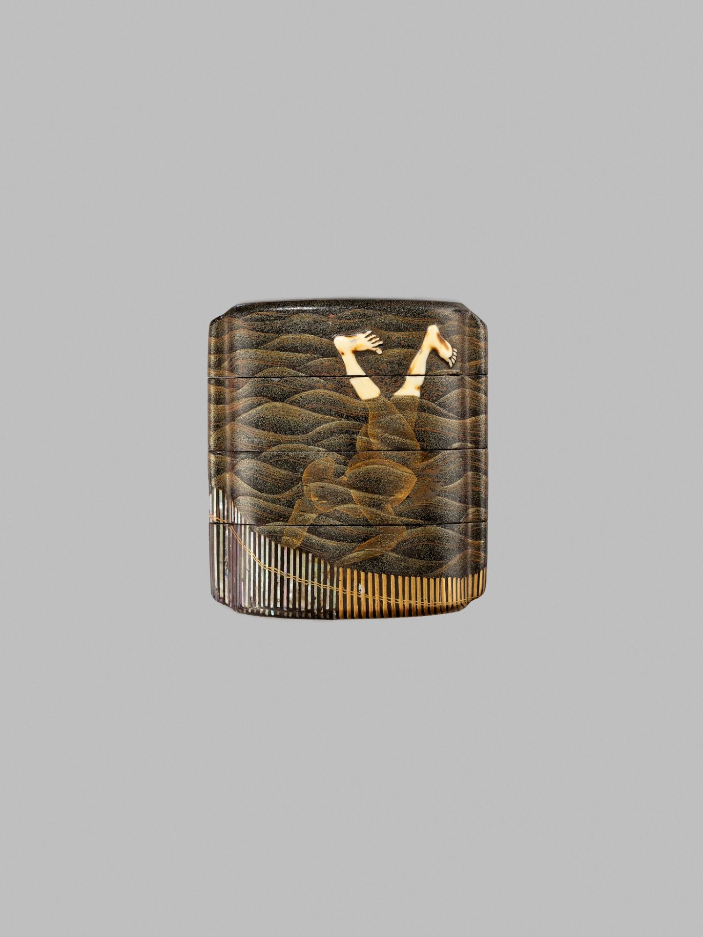 A SUPERB INLAID THREE-CASE LACQUER INRO DEPICTING DIVING FISHERMEN - Image 3 of 6