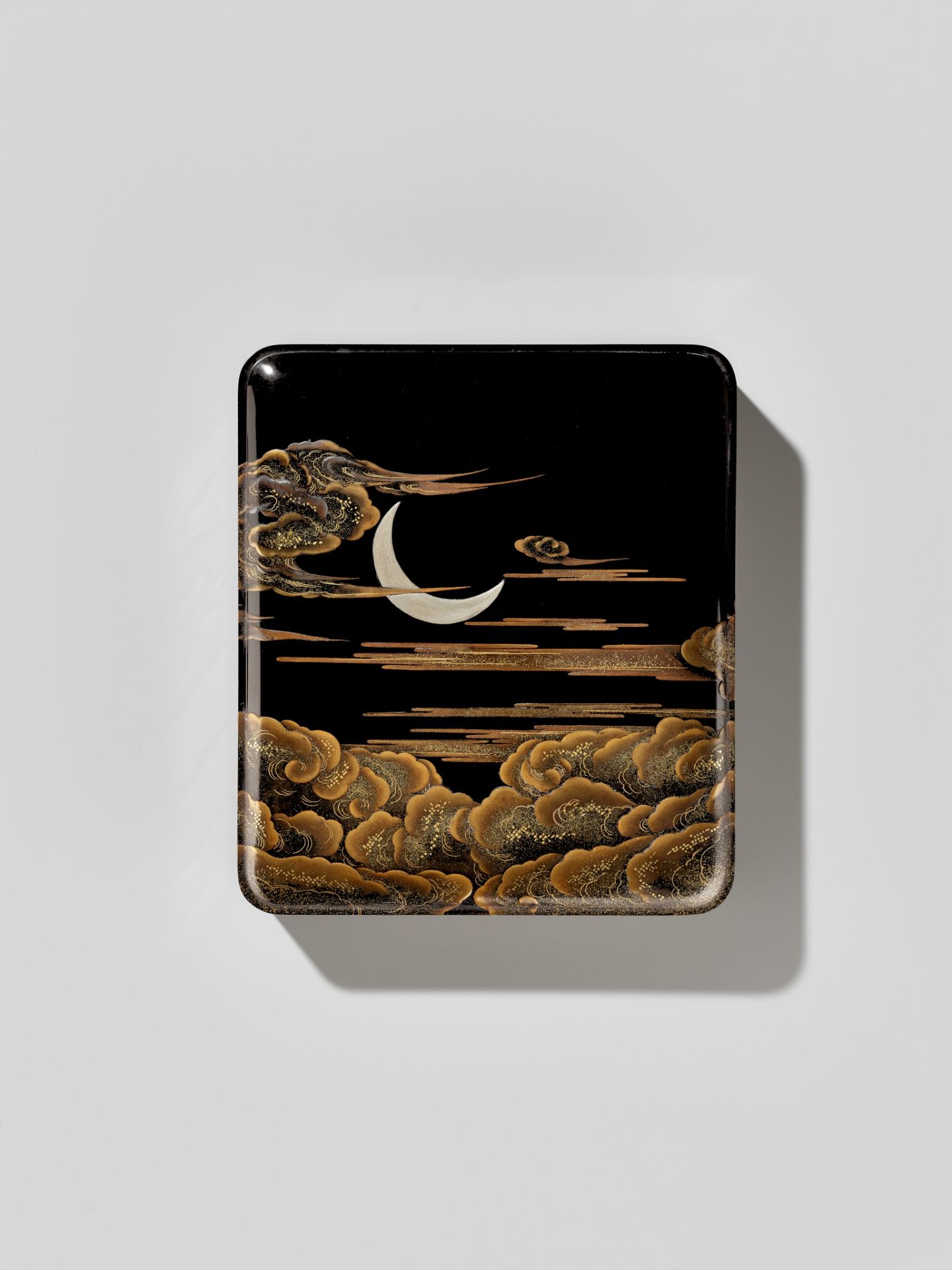 A MAGNIFICENT LACQUER WRITING SET WITH THE RISING SUN, CRESCENT MOON AND CLOUDS - Bild 3 aus 7