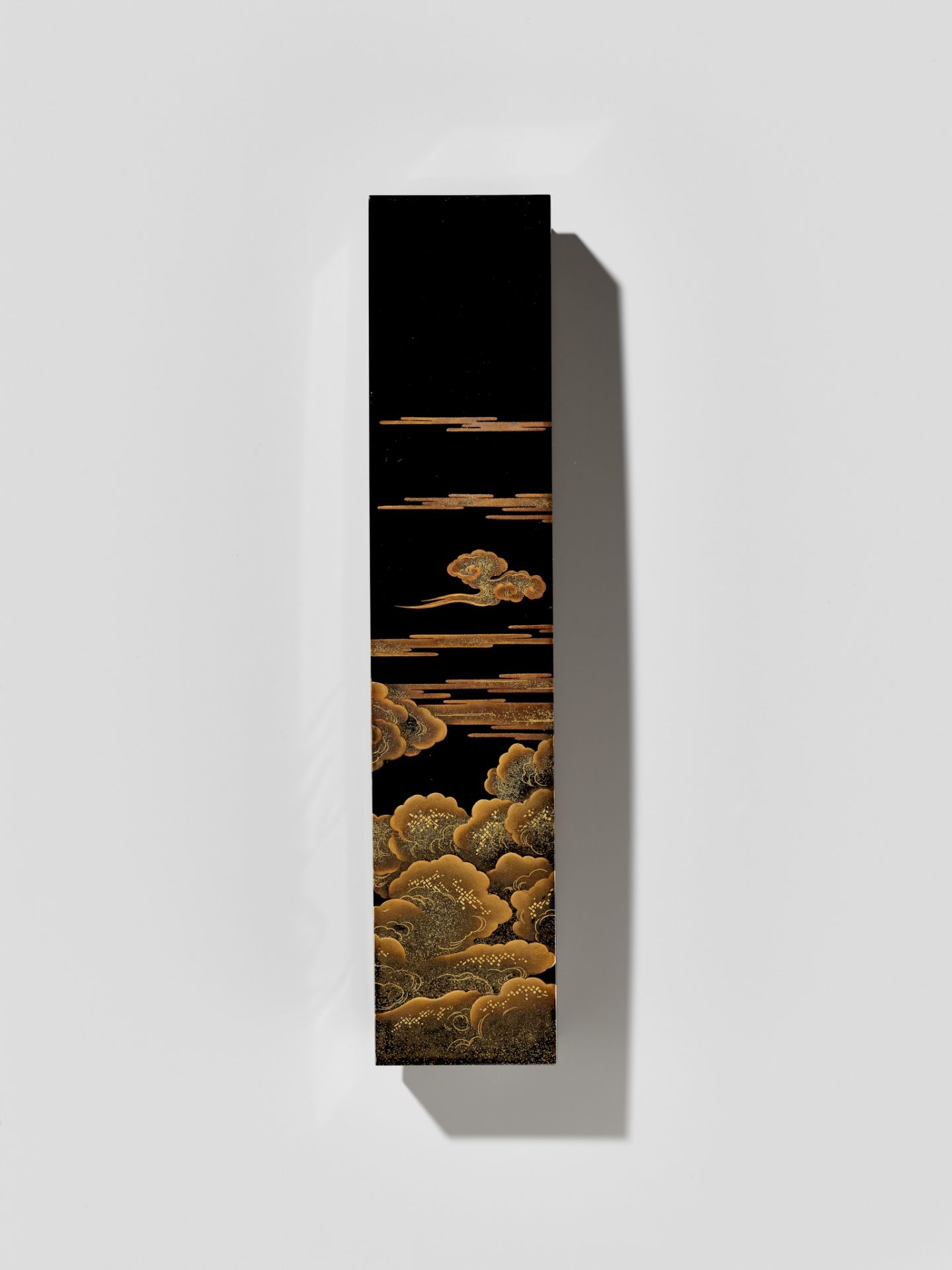 A MAGNIFICENT LACQUER WRITING SET WITH THE RISING SUN, CRESCENT MOON AND CLOUDS - Bild 5 aus 7