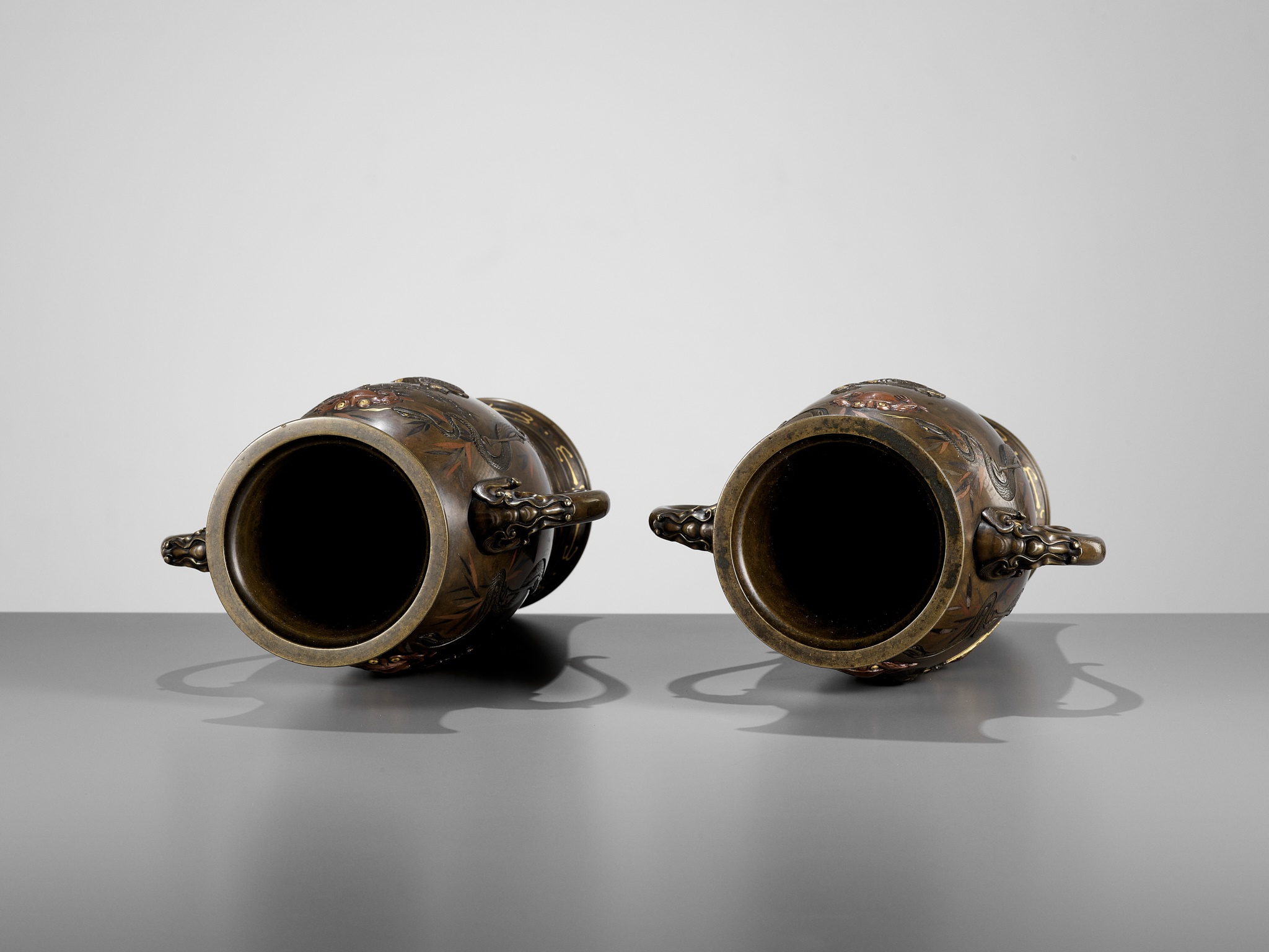 A SUPERB PAIR OF MIYAO-STYLE MIXED-METAL-INLAID AND PARCEL-GILT BRONZE VASES WITH SHOKI AND ONI - Image 14 of 15