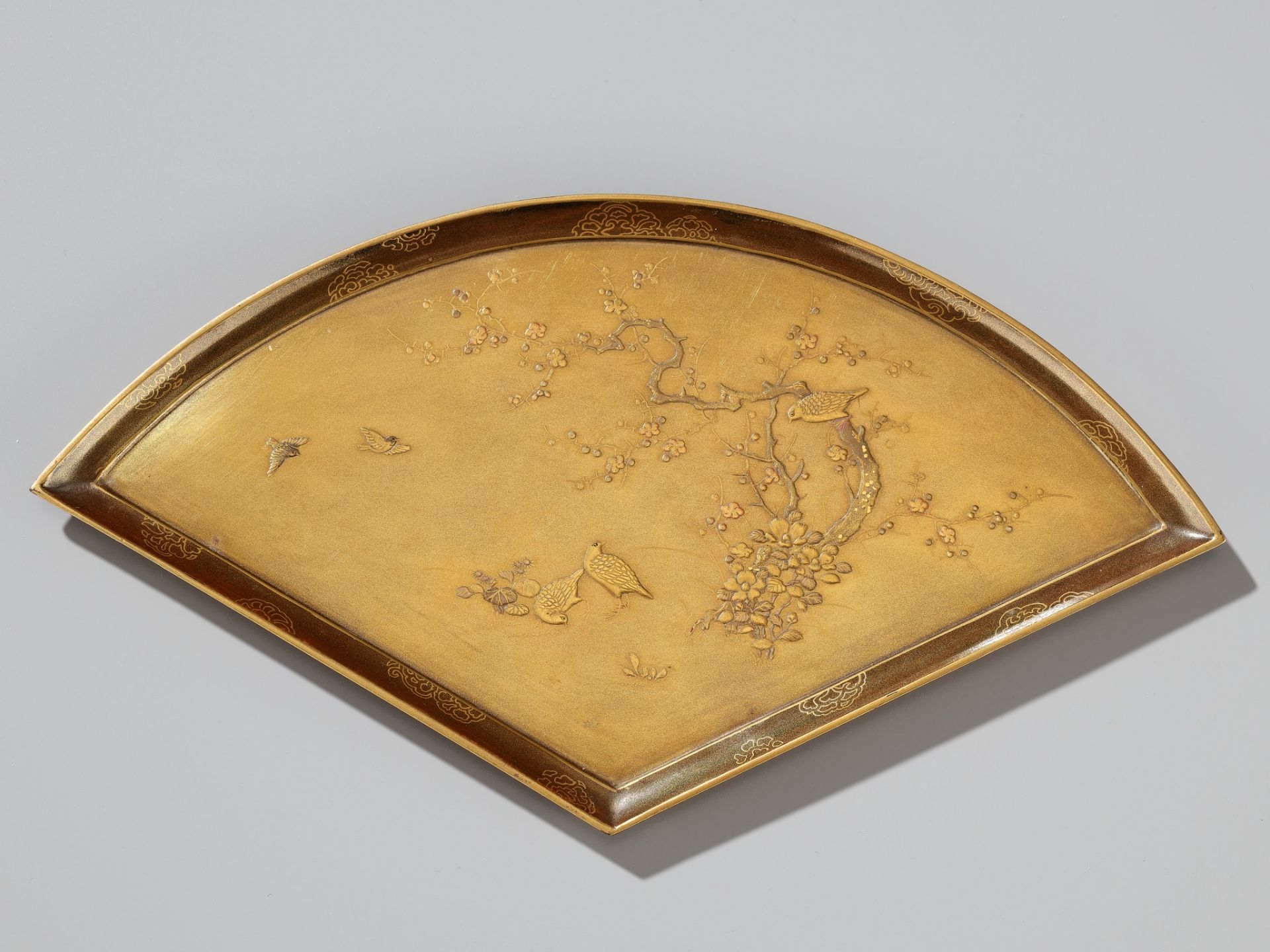 A SUPERB GOLD LACQUER FAN-SHAPED BOX AND COVER WITH INTERIOR TRAY AND STAND - Bild 6 aus 14