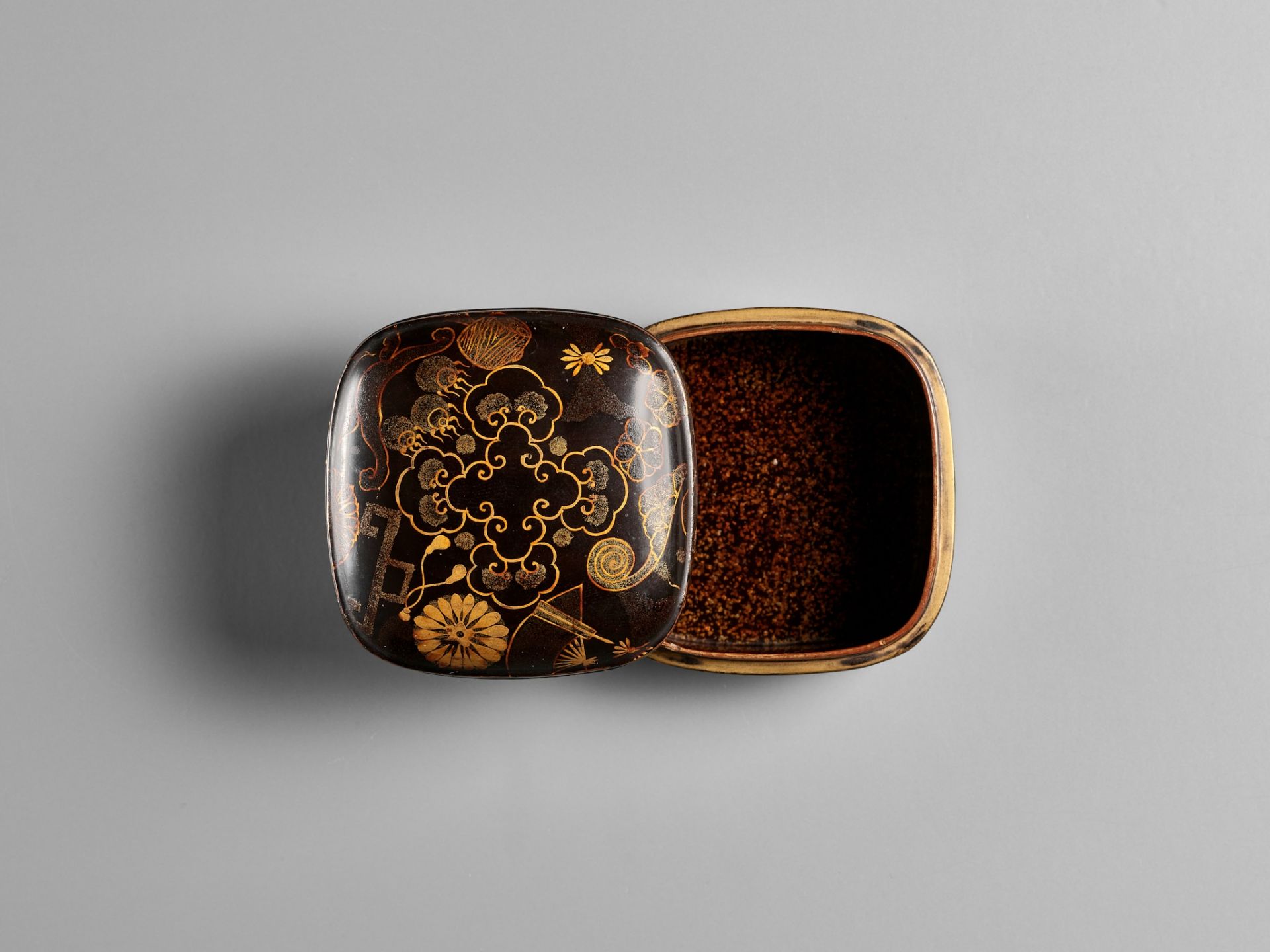 A RARE BLACK AND GOLD LACQUERED BOX AND COVER WITH TAKARAMONO - Bild 3 aus 11